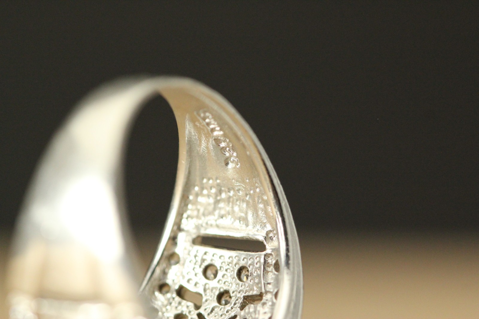 925 Sterling Silver Size 8.25 Ring White Stones in Flower Cutouts 6.8g (RIN9465)