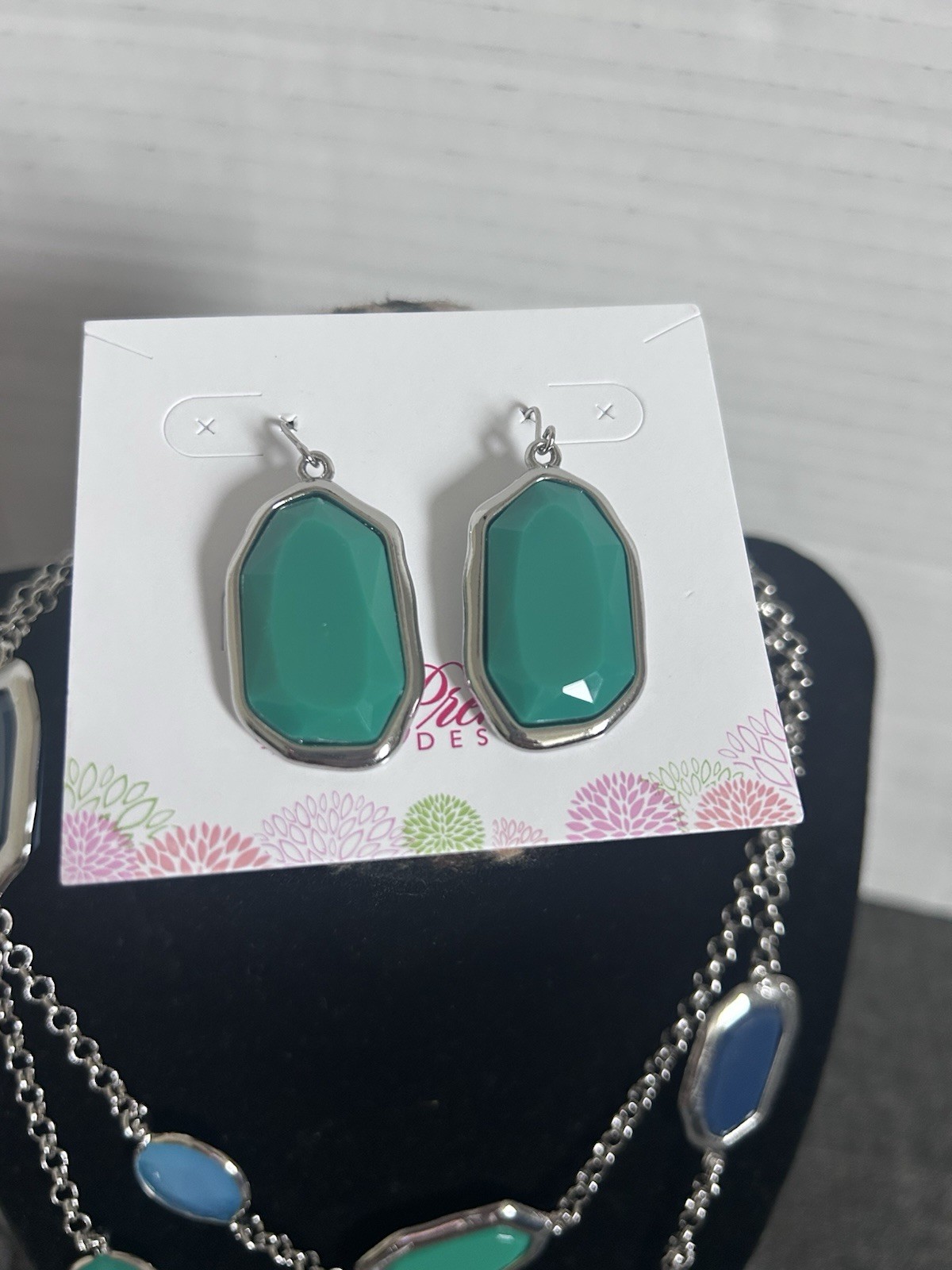 Premier Designs Kelly Green Dangle Earrings and Blue Green Necklace Set
