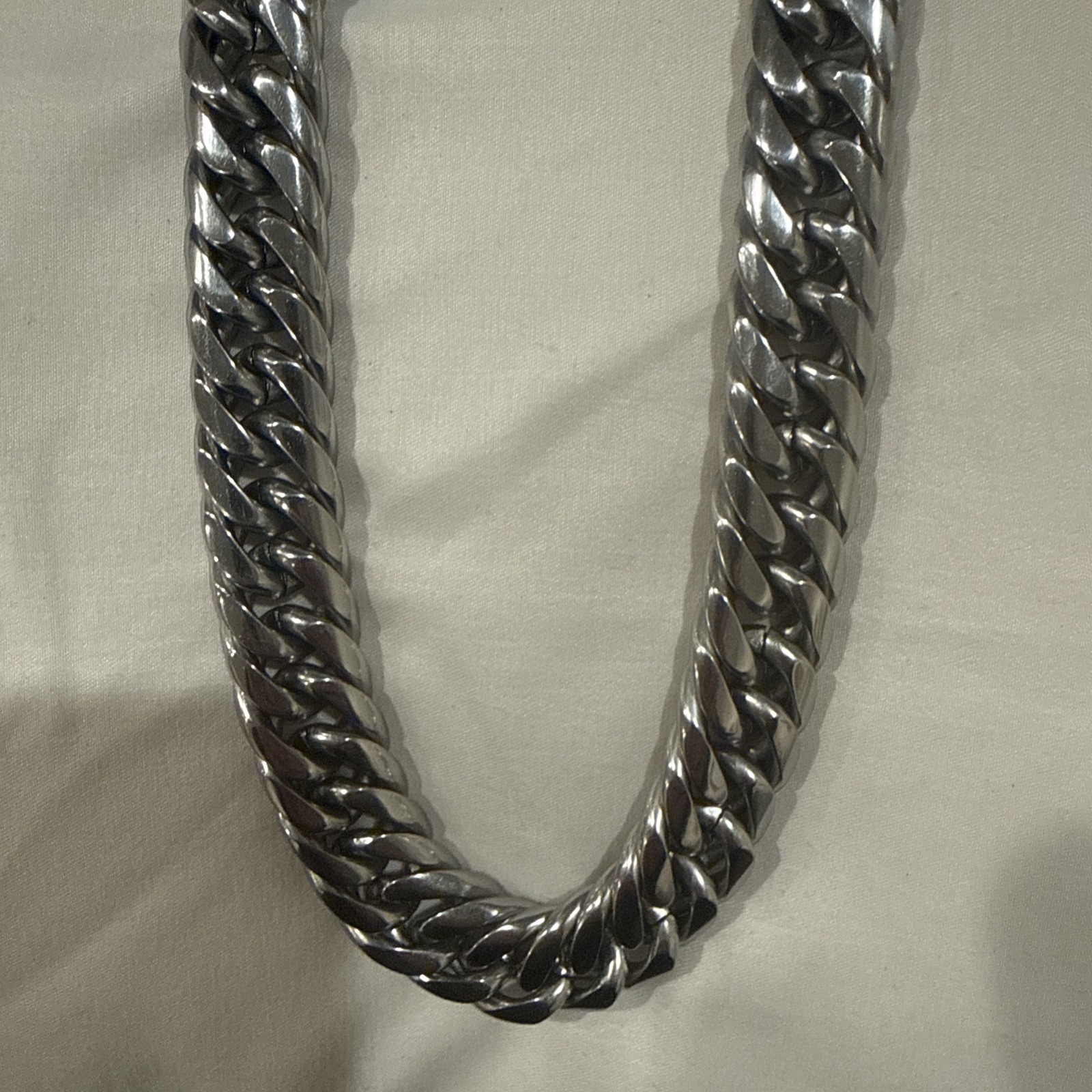 MEN Stainless 18mm SILVER MIAMI CUBAN CURB CHAIN NECKLESS 20 inch in length