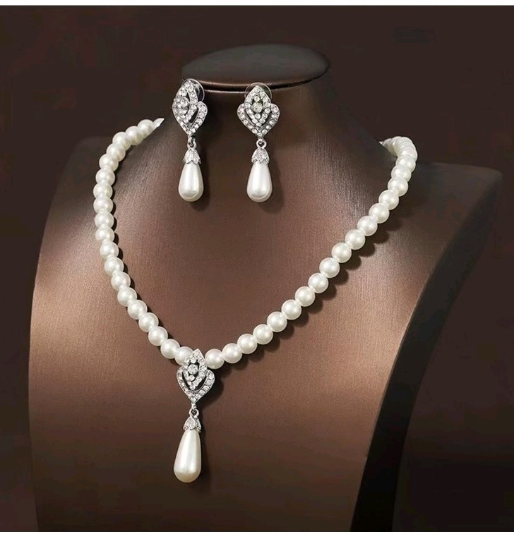 4 Piece Pearl Bridal Set With Necklace Earings And Flower Broch Pin Silver