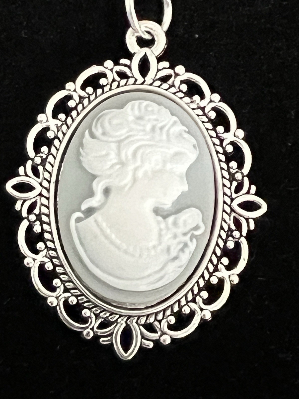 New Handmade Classic Cameo Style Pendant & Necklace In Silver Tone 52 Cm