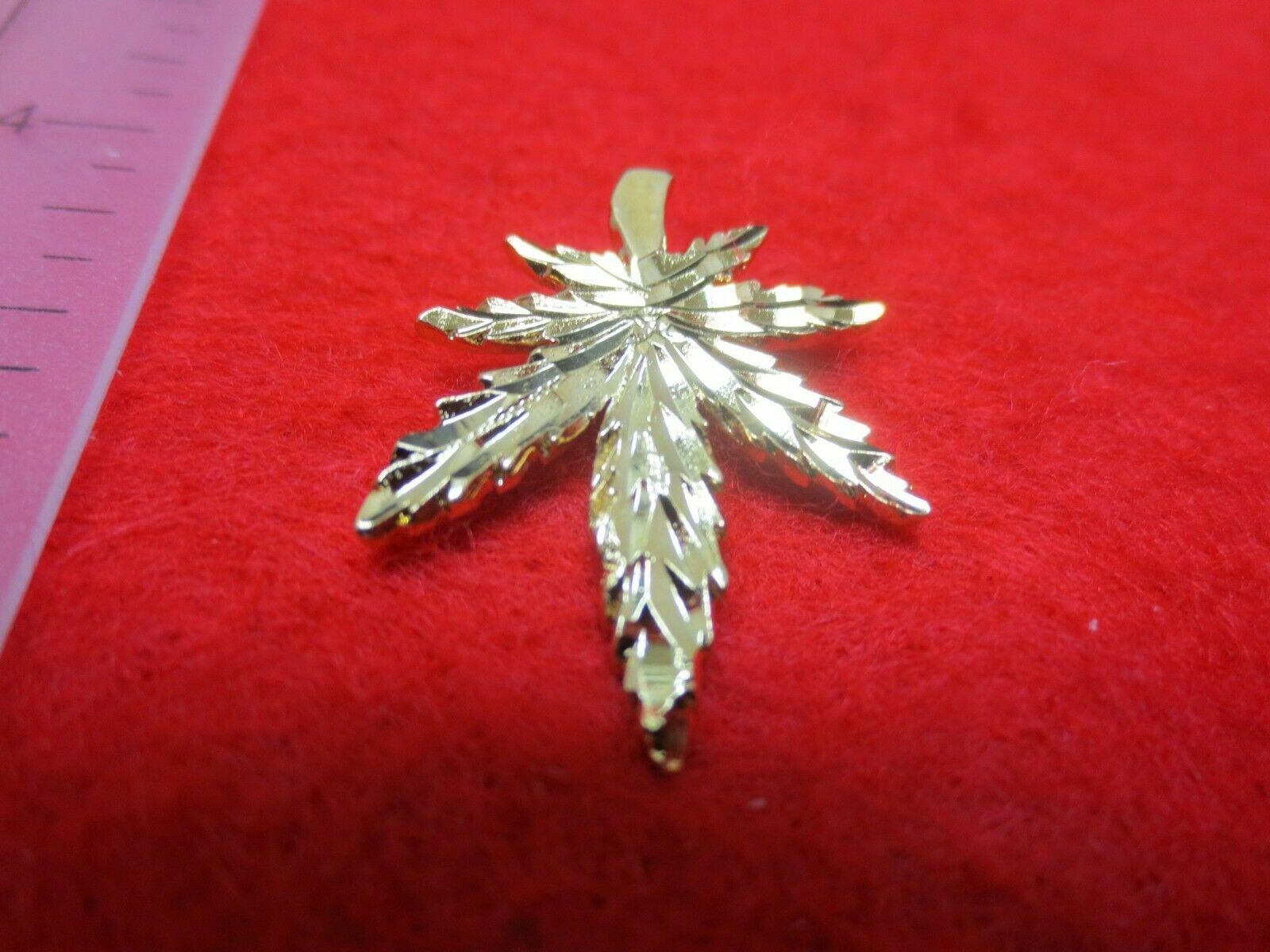 14 KT GOLD PLATED DIAMOND CUT MARIJUANA POT LEAF HEMP CHARM PENDANT-116