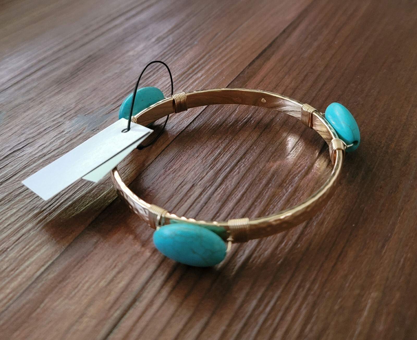 NWT CHICO’S BANGLE BRACELET HAMMERED METAL GOLD / TURQUOISE COLOR STONES $35.00