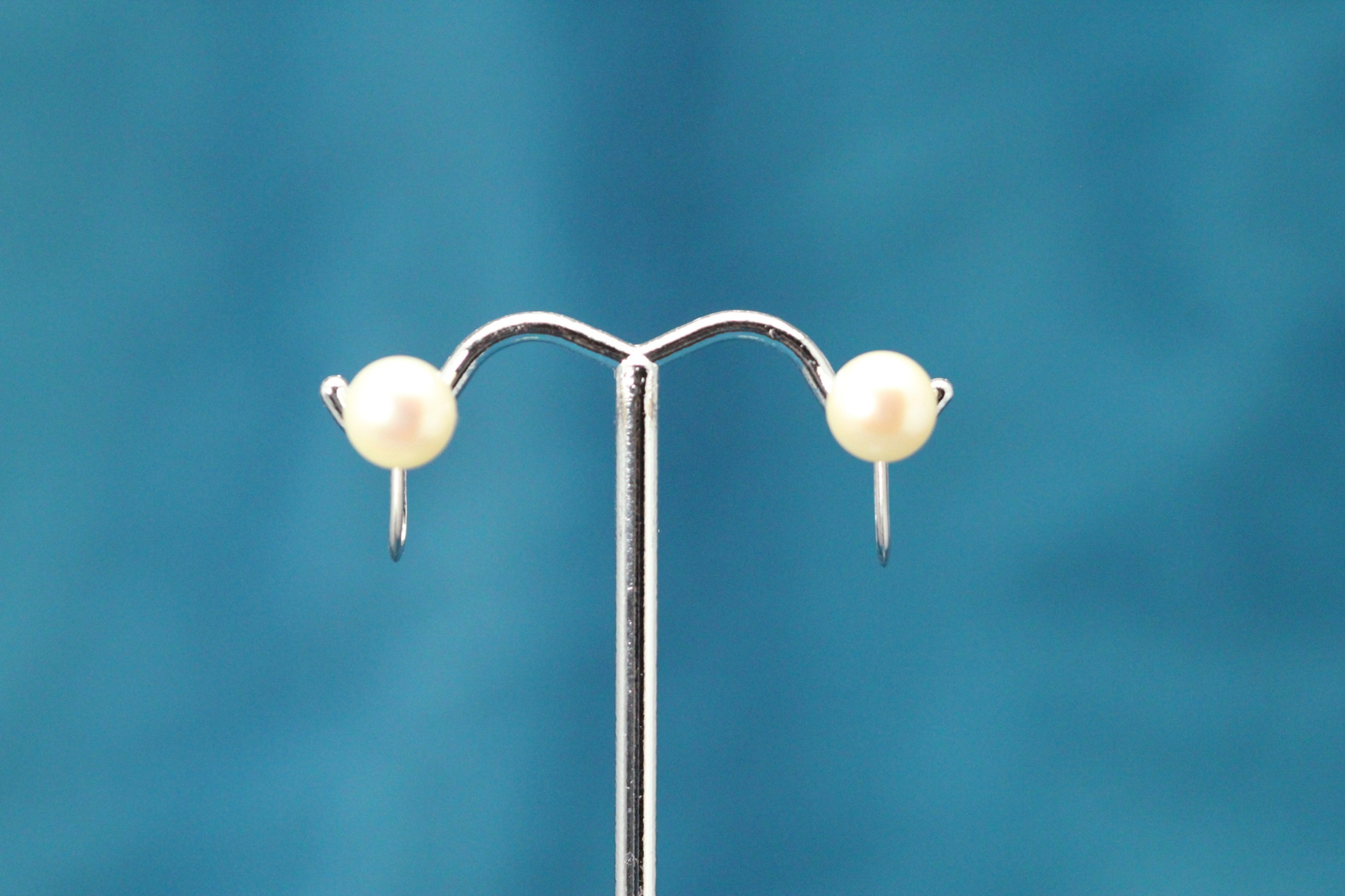 14k White Gold Vintage 7.5 mm Pearl Screw Back Earrings 2.4 Grams (EAR5438)