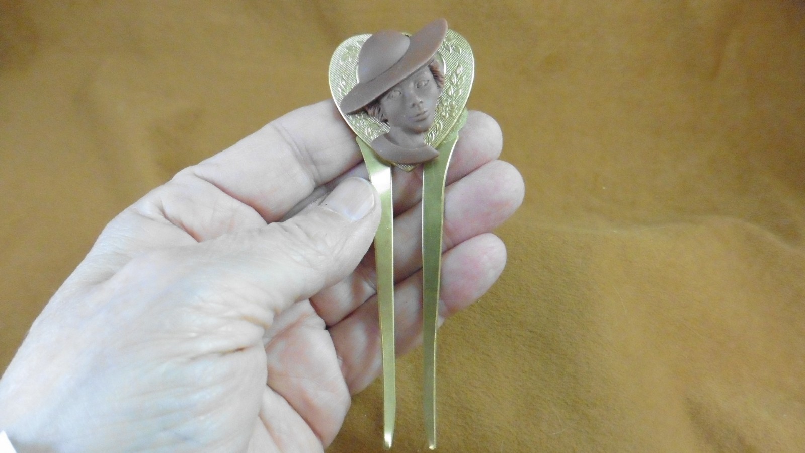 (CAH3-1) RARE African American LADY in hat brown CAMEO Hairpin hair pin comb