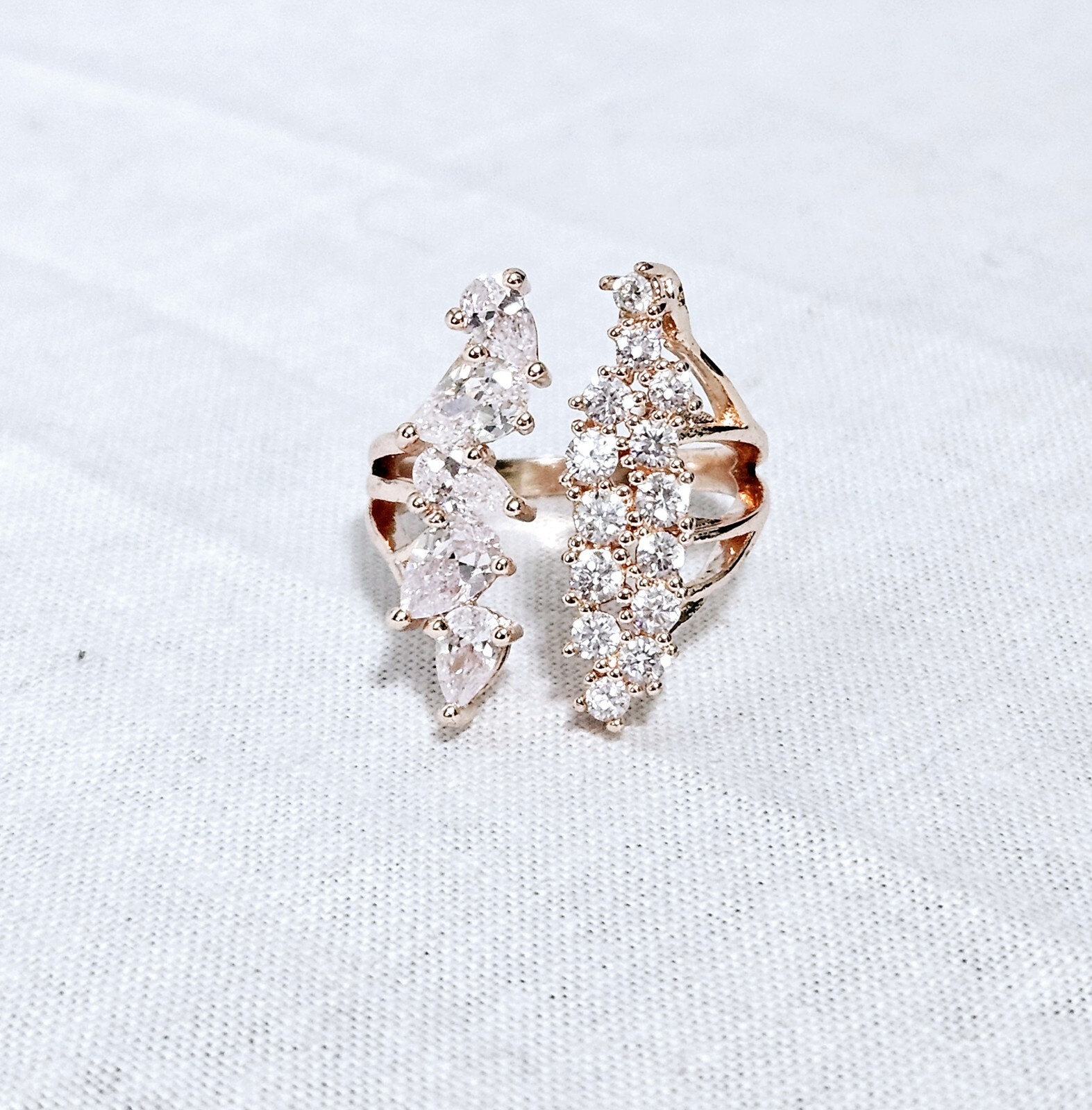 Rose Gold Tone Split Ring With Clear Crystals Size 7 J6-1645