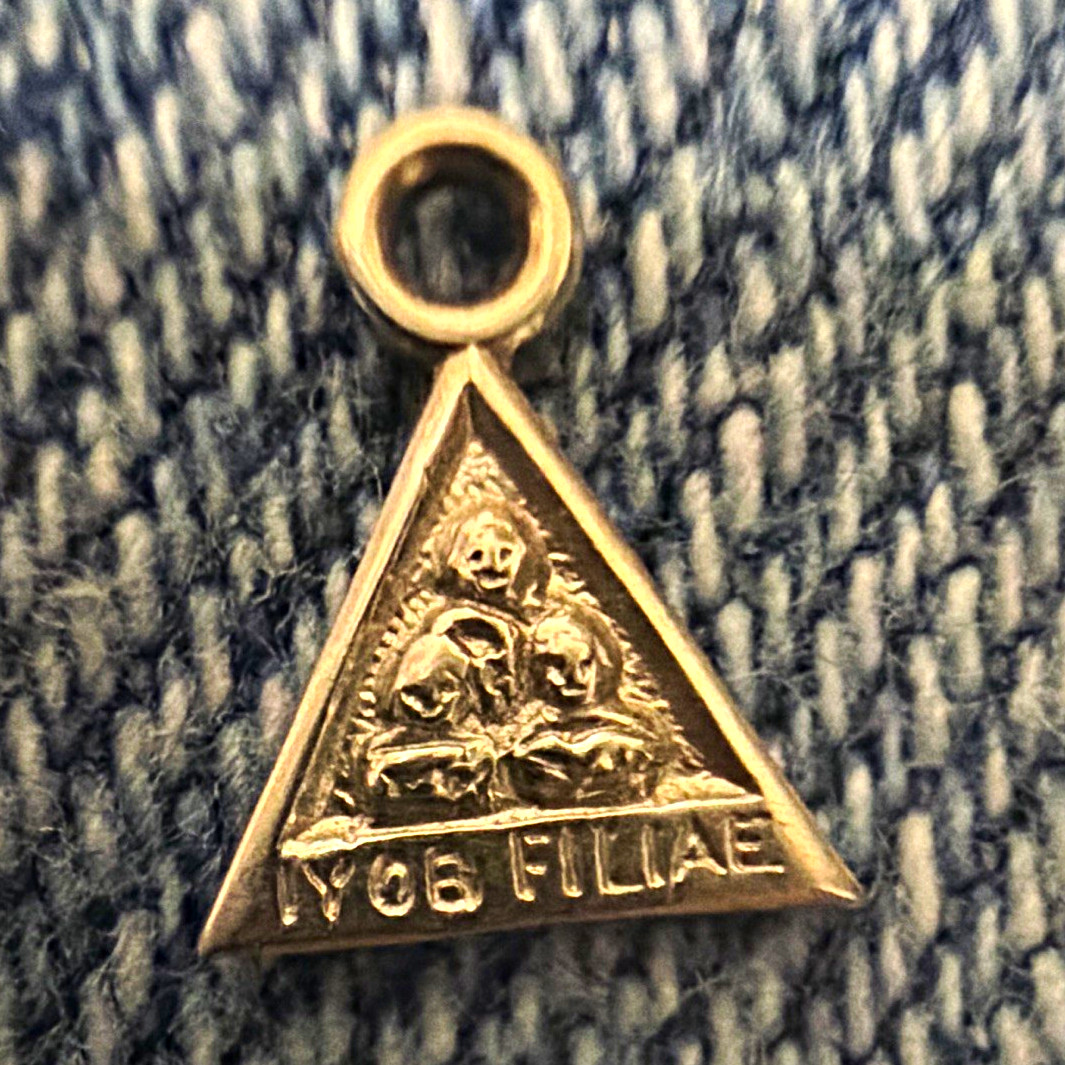 Vtg 12K Gold Filled Angel Medal Charm 1/20 12KT Vos Filiae Singing Angels
