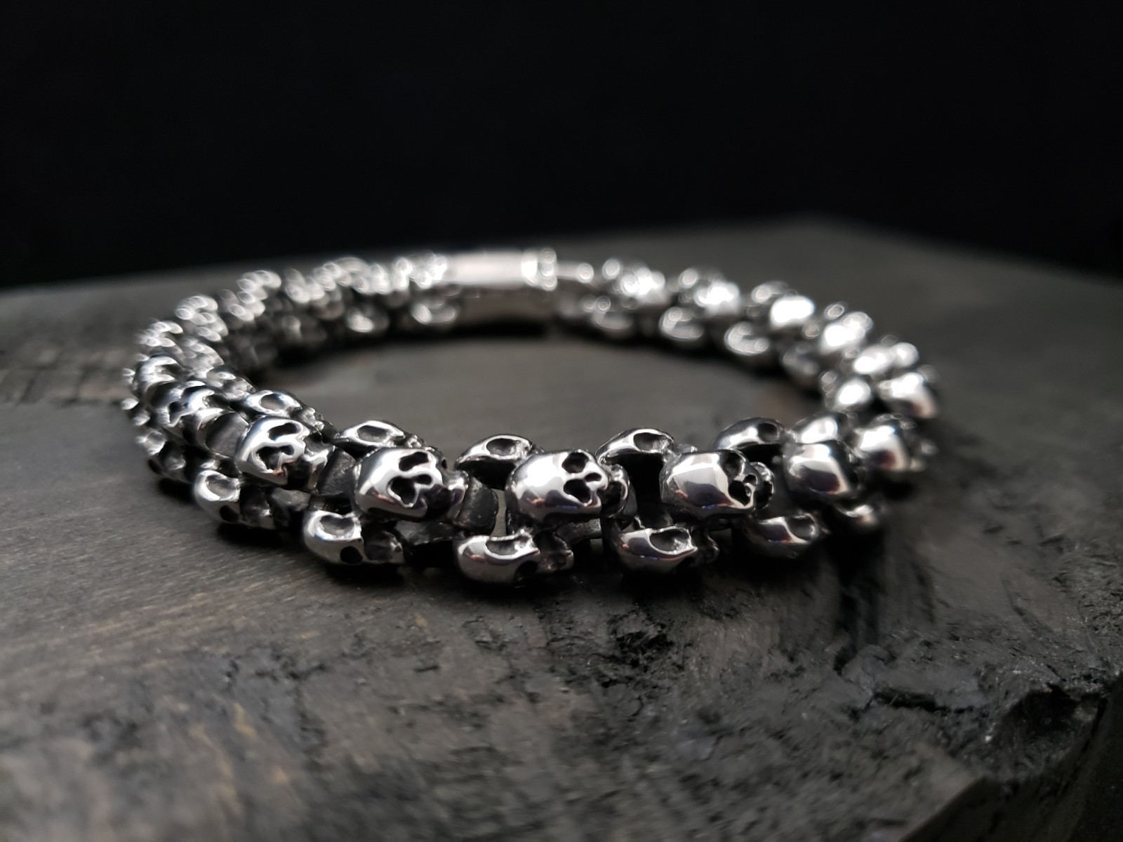 Polished Stainless Steel Silver Skull Bracelet w/Metal Gift Box – BLACKSTATIC