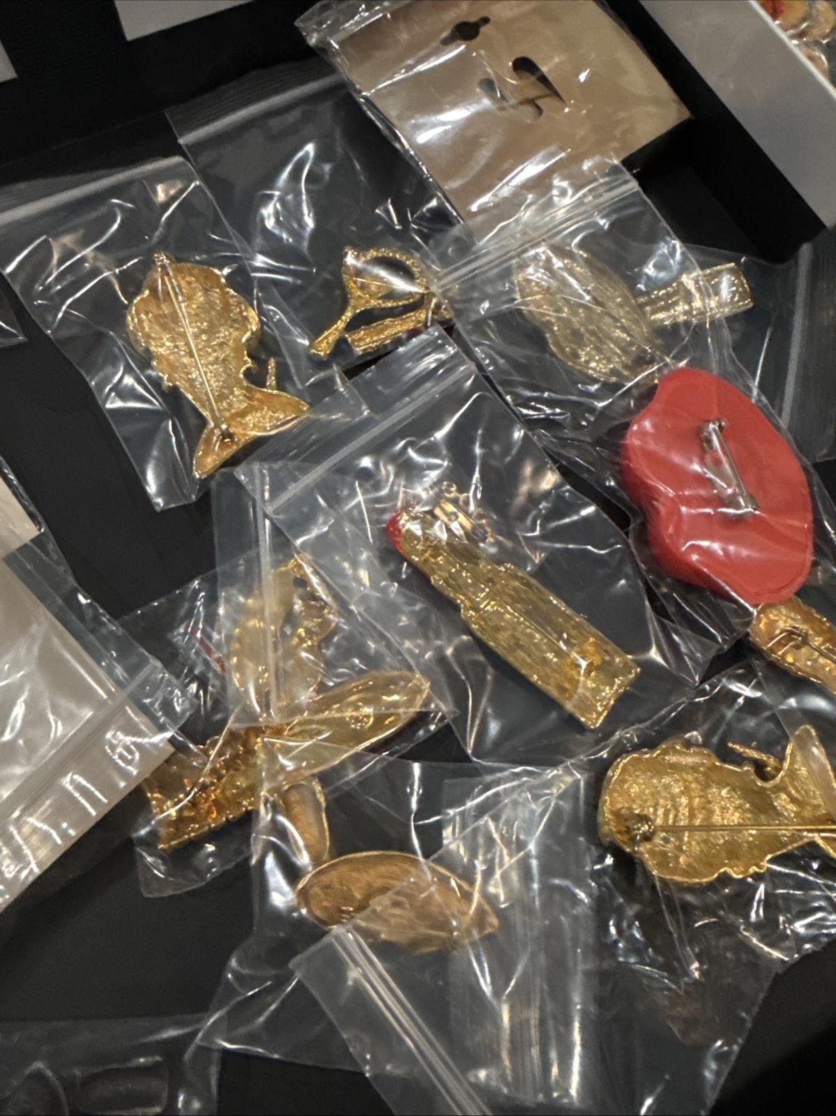 Lot Vintage Multicolor Costume Brooches/pins Lipstick Lips Makeup Kiss #G