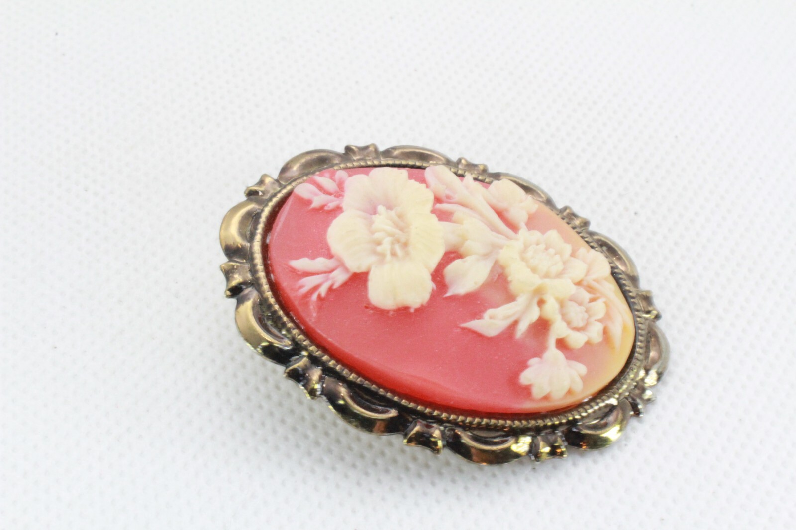 Brooch Pin – Oval – Flower – Carved – Cameo Style – Orange White – Gold Tone