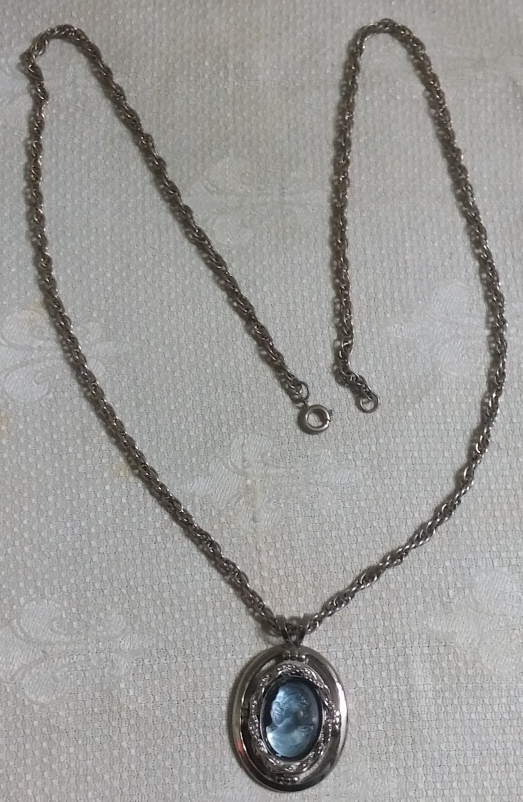 Vintage Silvertone Metal Rope Chain Oval Cameo Pendant 23.5″ Necklace