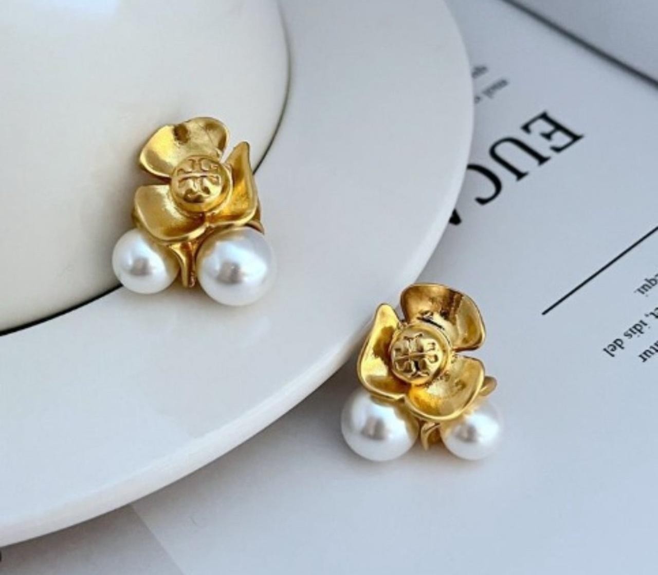 New Tory Pearl & Flower Gold Earrings with Jewelry Pouch Size:2.2*0.8cm
