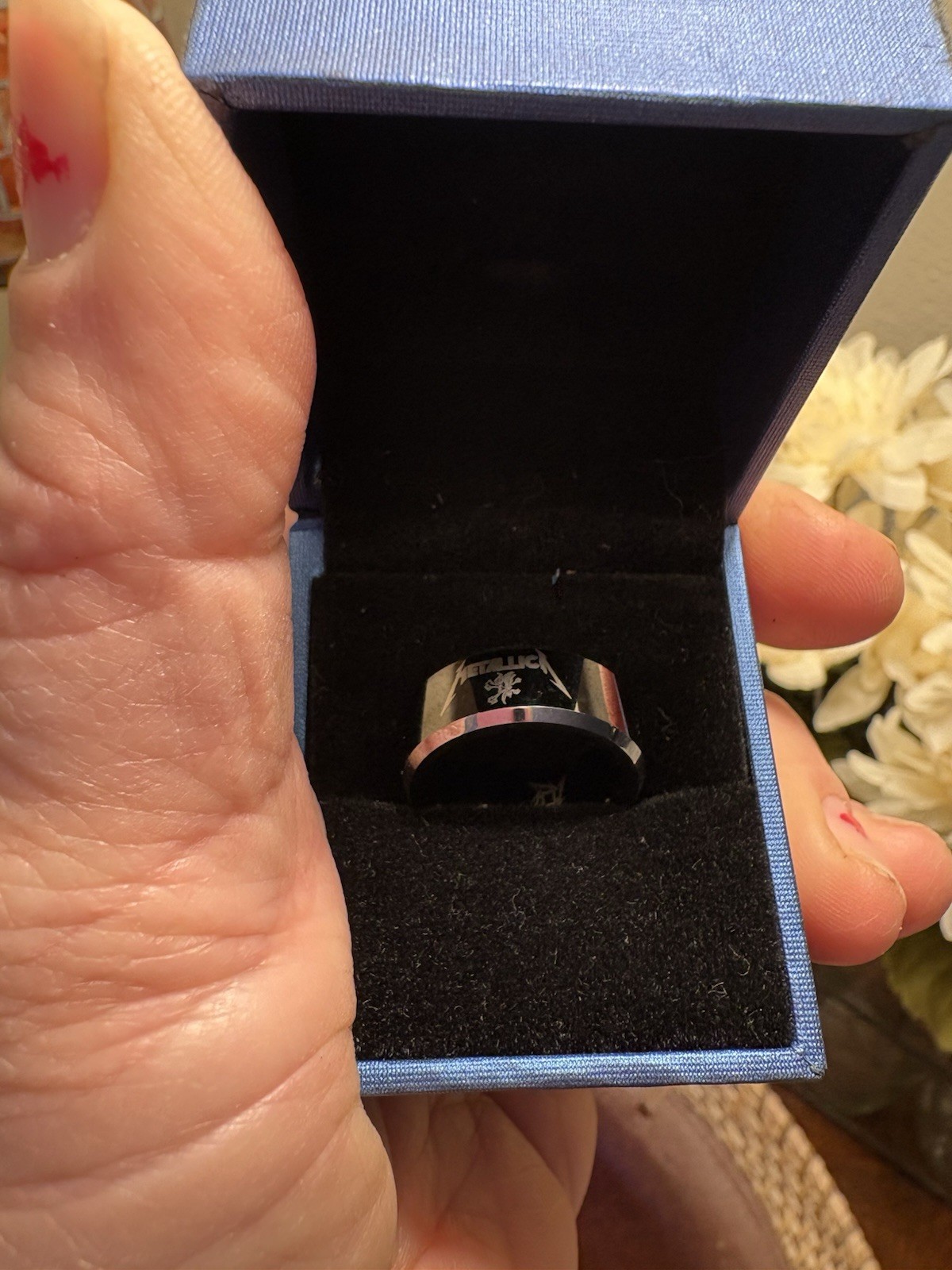 Metallica Ring Metallica Logo Ring Black & Silver. Not Sure Of The Size.