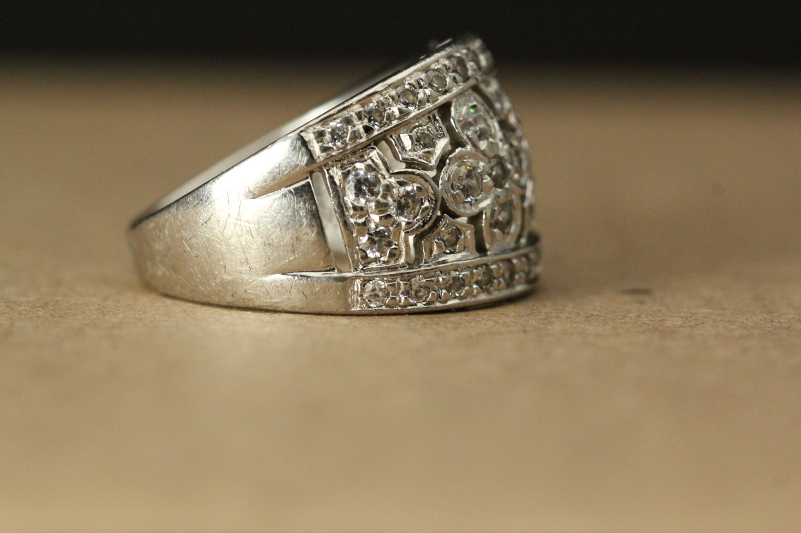 925 Sterling Silver Size 8.25 Ring White Stones in Flower Cutouts 6.8g (RIN9465)