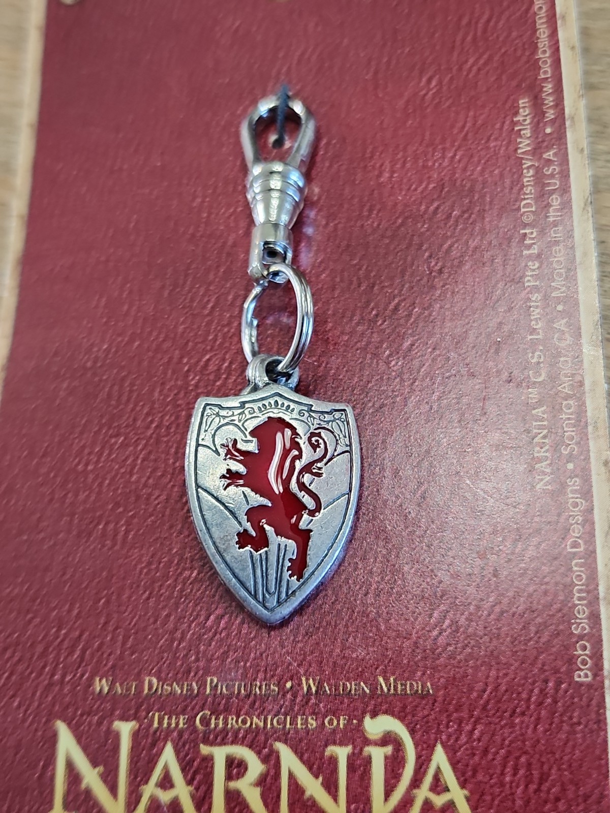 Narnia Pewter Pendent Zipper Pull Aslan Shield Crest Disney Rare On Card