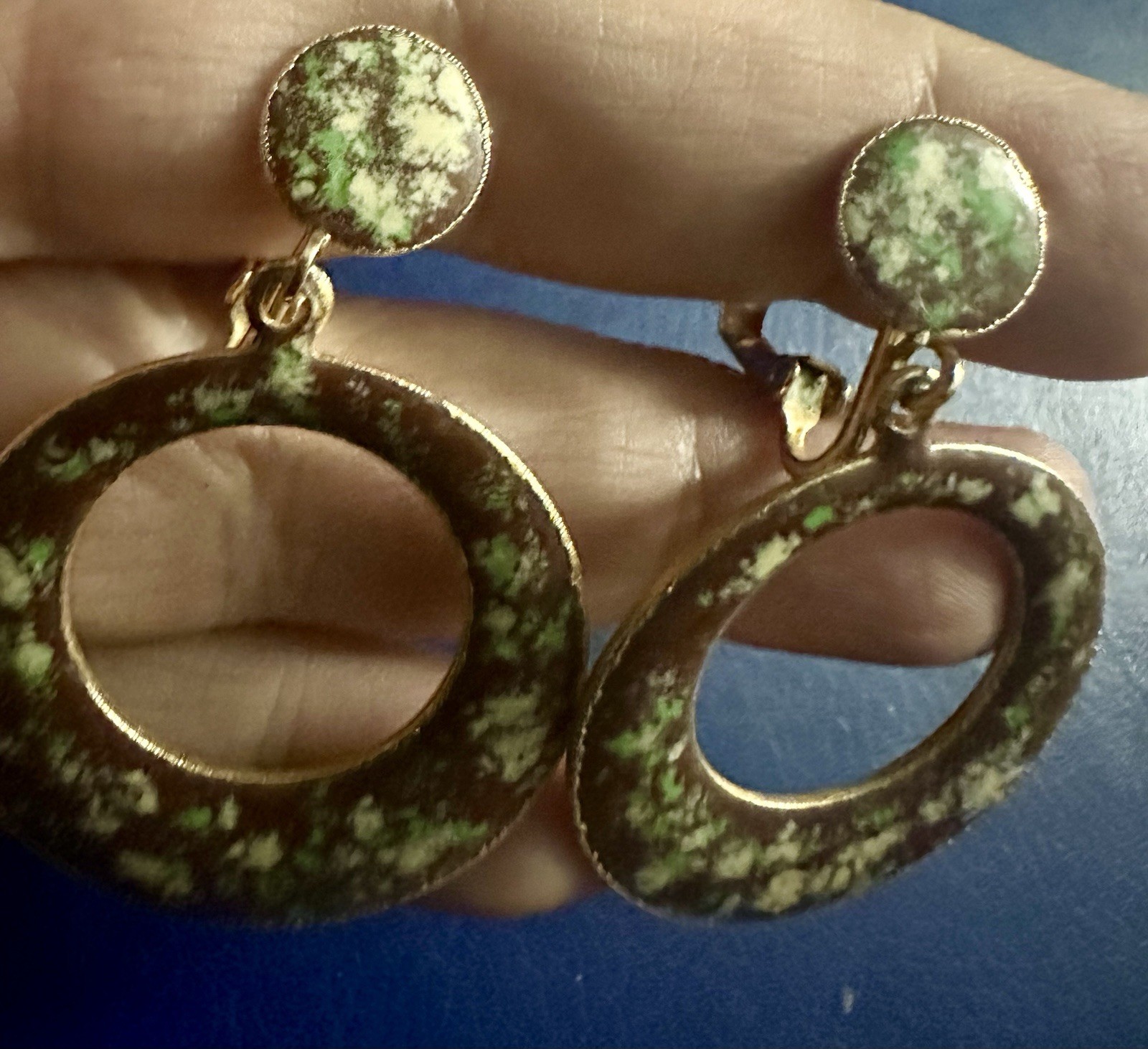 Vintage Brown/Green/ivory Speckled ENAMEL 1960s clip-on Dangle HOOP Earrings