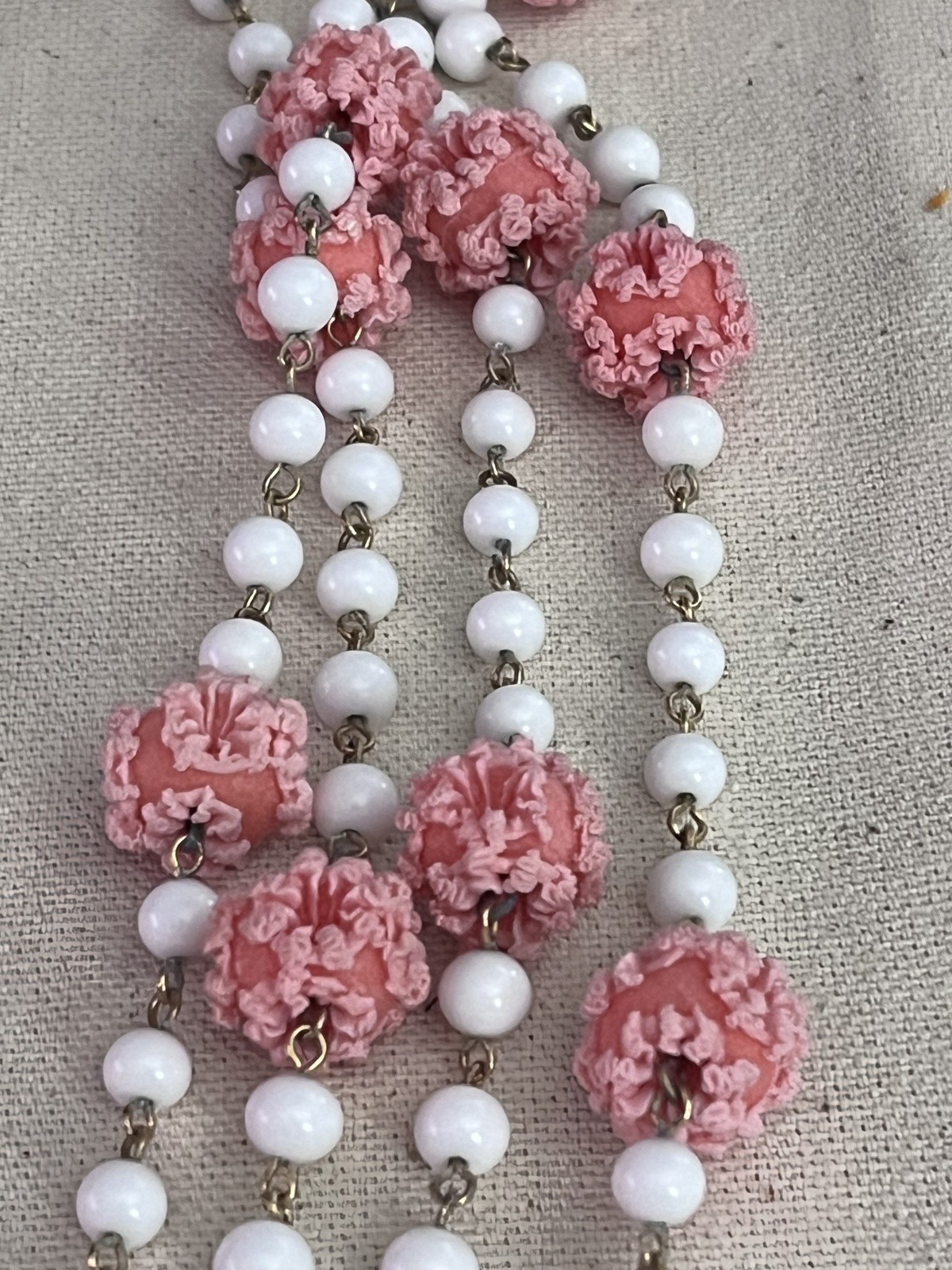 Vintage 27in Pink Carnation Bead Glass Bead Claw Necklace