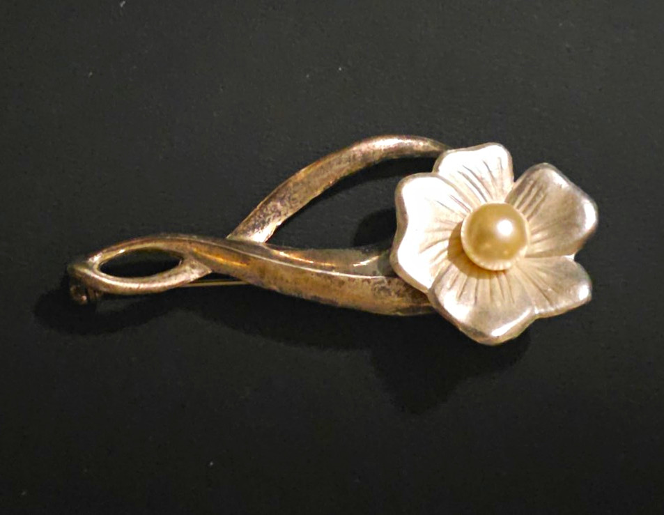 VINTAGE Gold Tone Metal Flower Brooch Pin w/ Cream Simulated Imitation Pearl