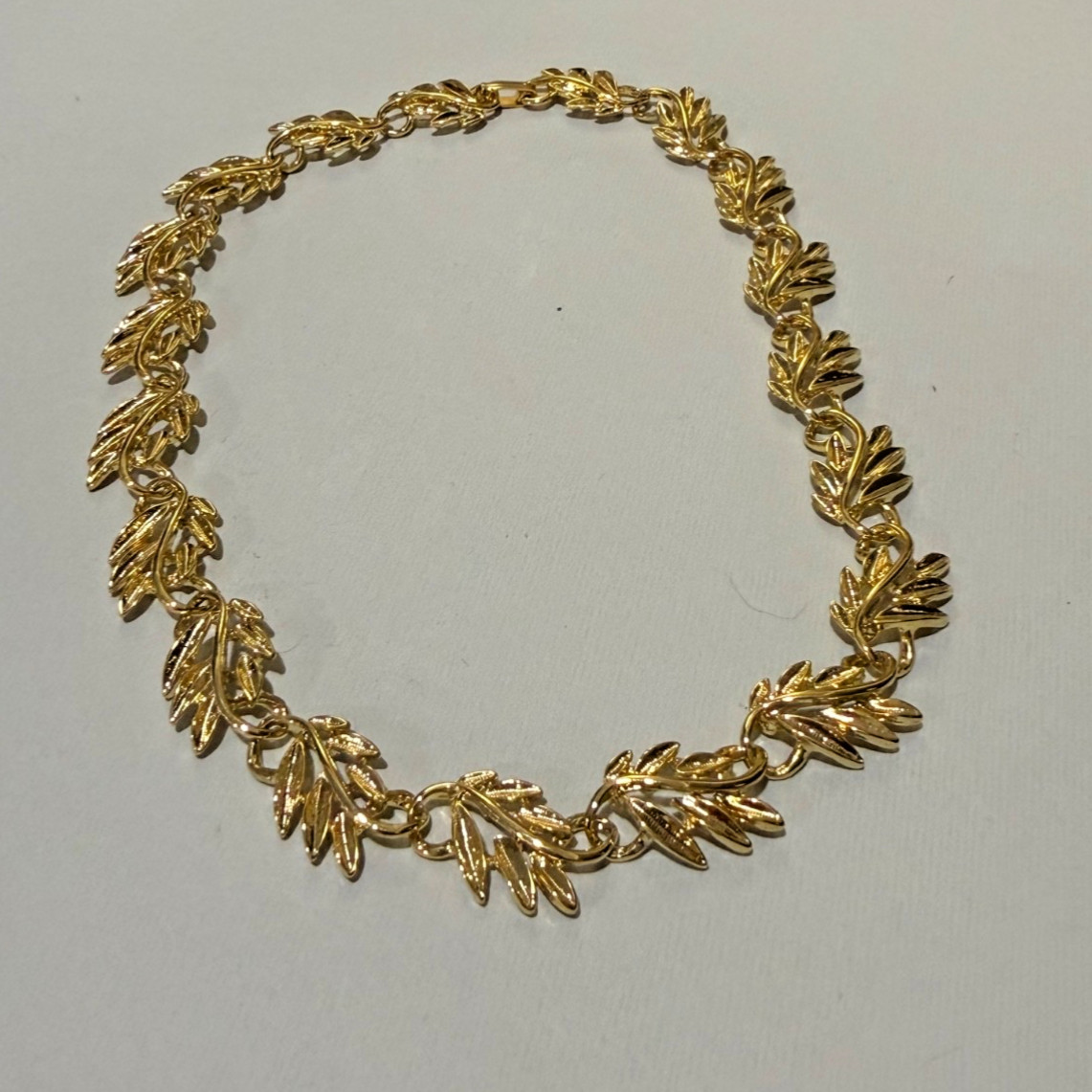 Leaf Floral Link Necklace Gold Tone Fold Over Clasp 16”