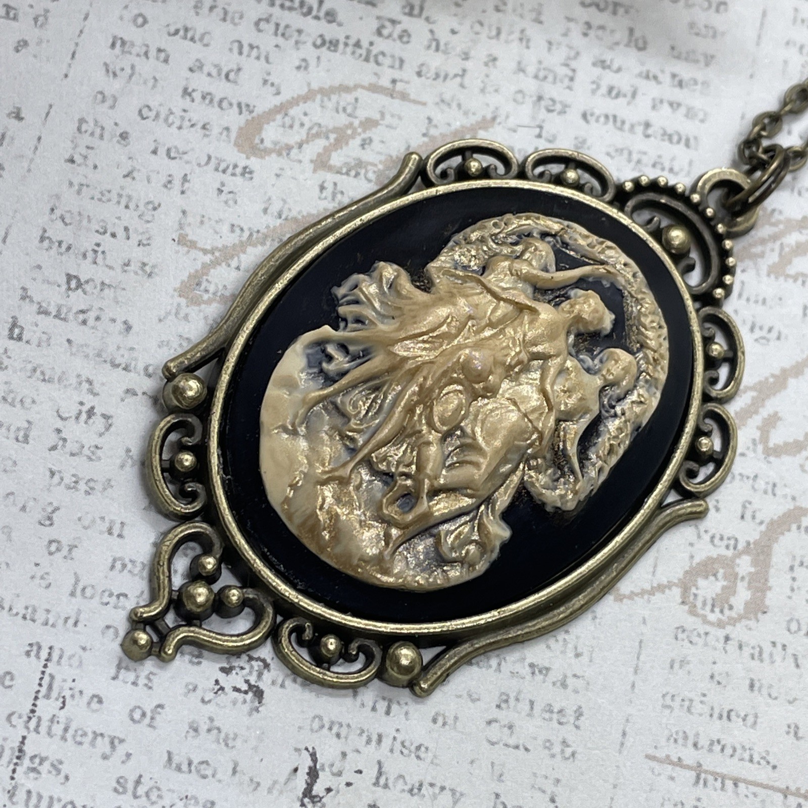 Mystic Muses Muse 3 graces Dancing ladies Bronze Heart Setting Anniversary Gold