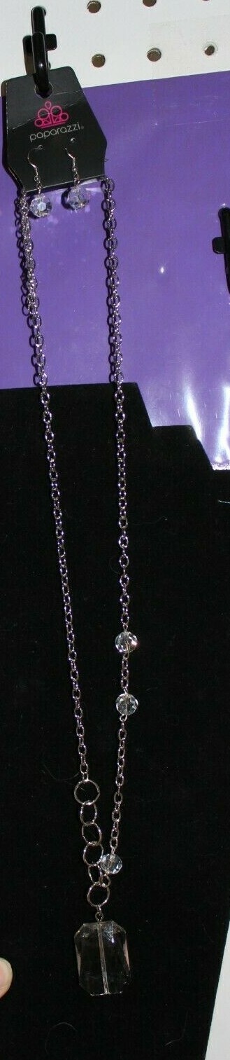 PAPARAZZI MEDIUM LENGTH NECKLACE & EARRINGS “NEVER A DULL MOMENT, WHITE NECKLACE
