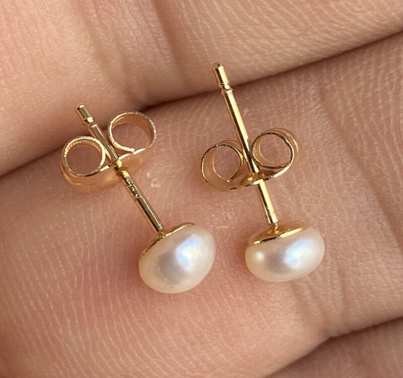 14k Yellow Gold delicate 4-5mm White Pearl Freshwater pearls Stud Earrings