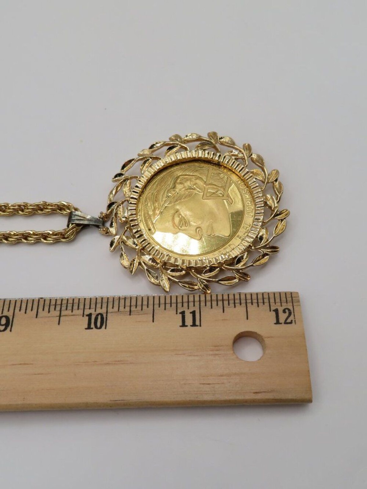 Babe Didrikson Zaharias Commemorative Medallion Pendant Gold Tone Necklace