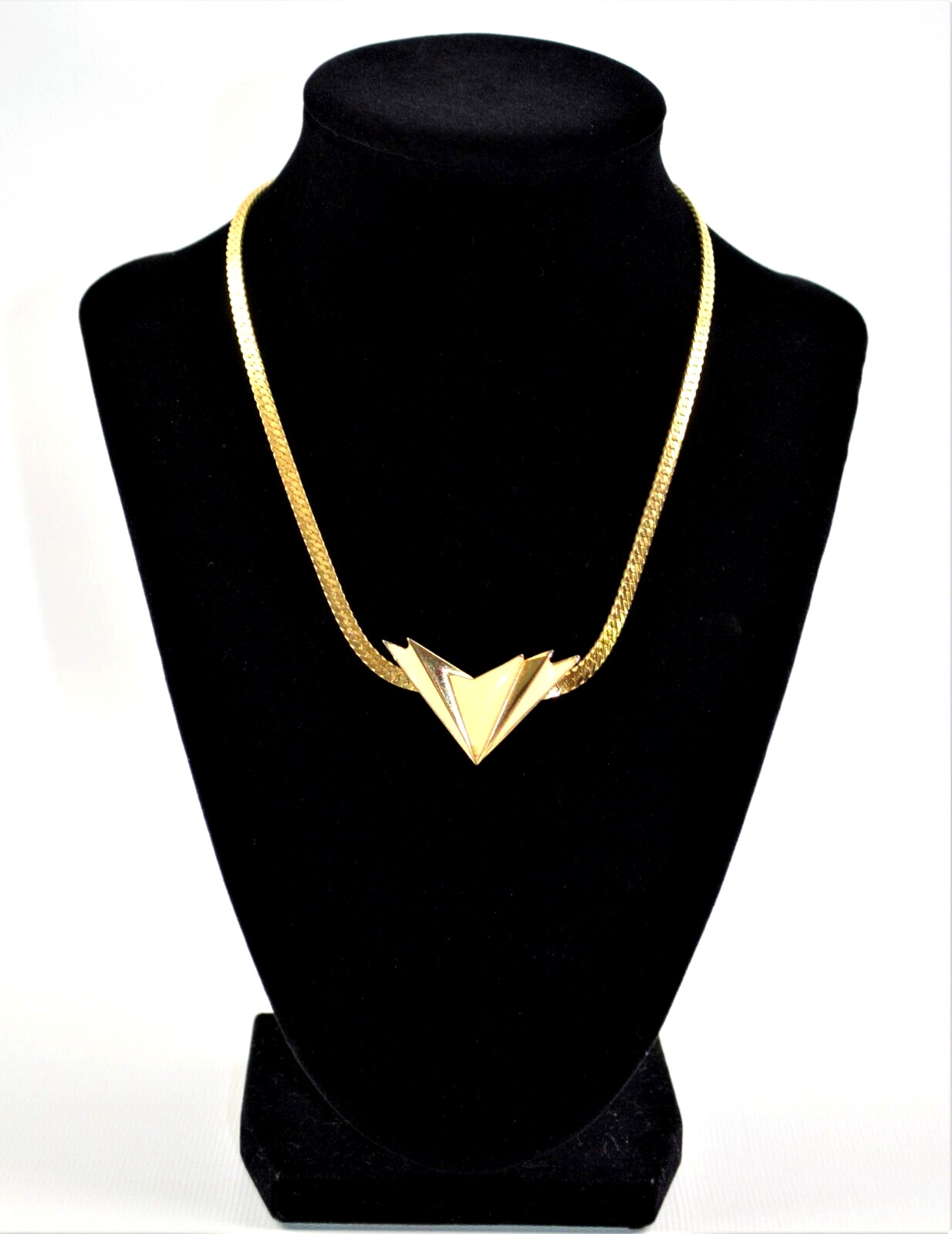 Vtg Gold Tone Herringbone CHOKER Necklace w/ Cream Enamel Pointed Pendant 16″