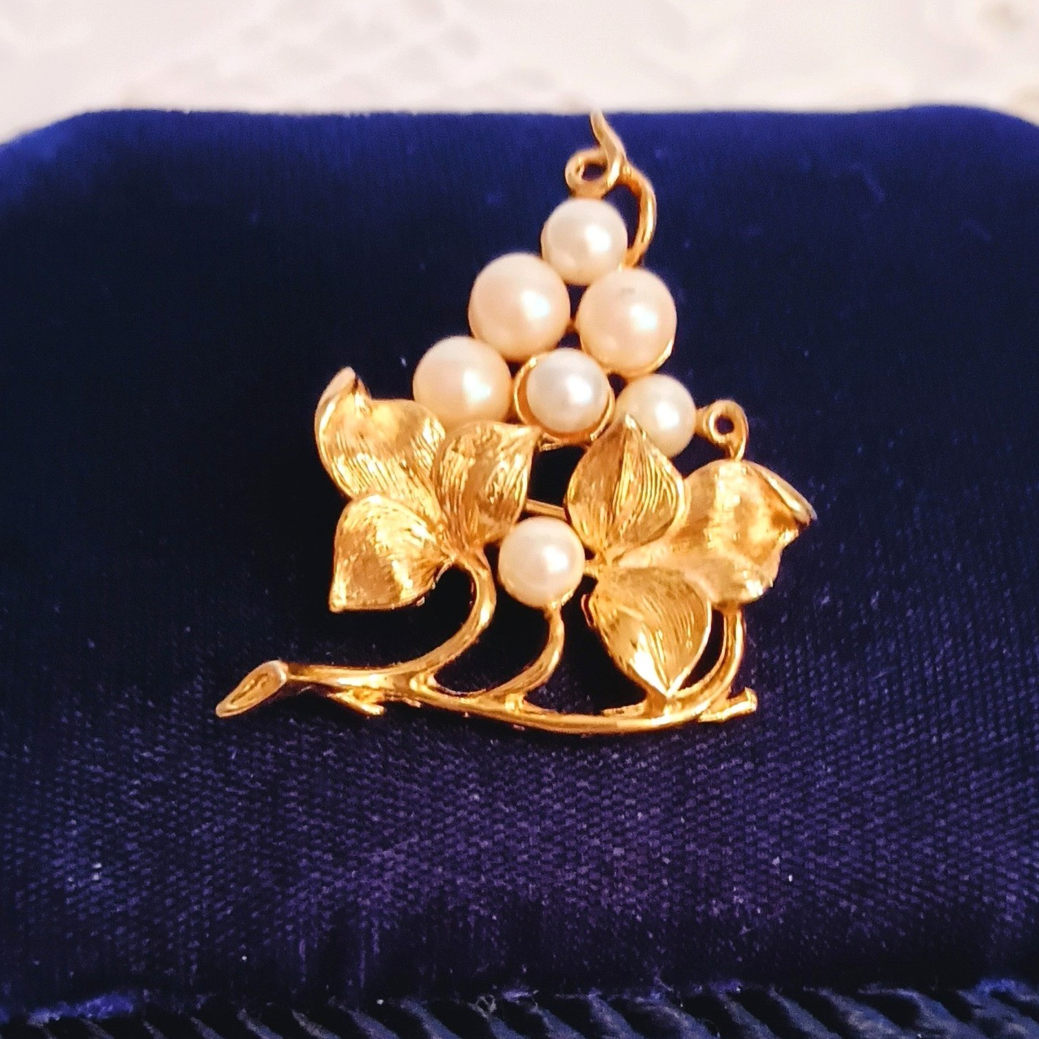 Lisner Vintage Grape Cluster Brooch Brushed Gold Tone Vines Faux Pearls Pin