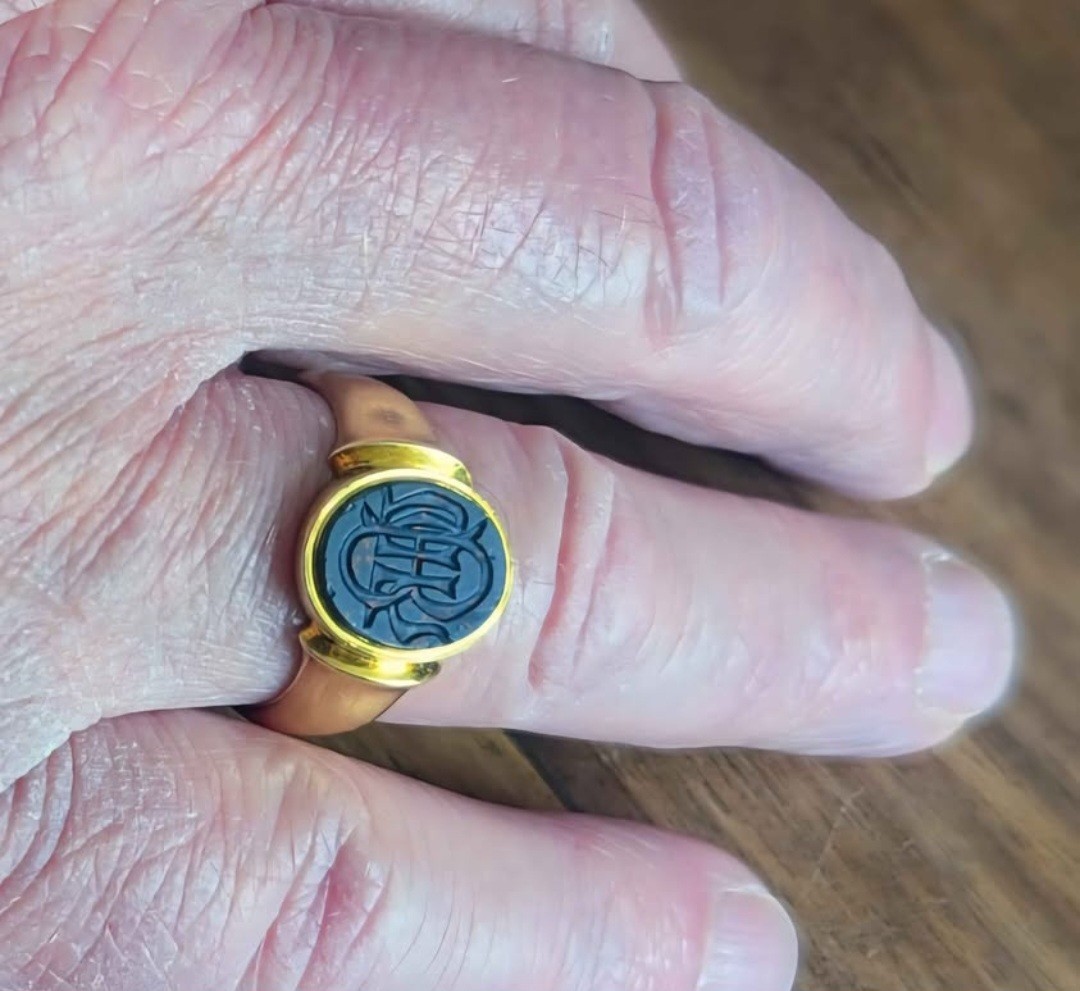Antique Victorian 18ct Yellow Gold Bloodstone Ring weighing just under 13g