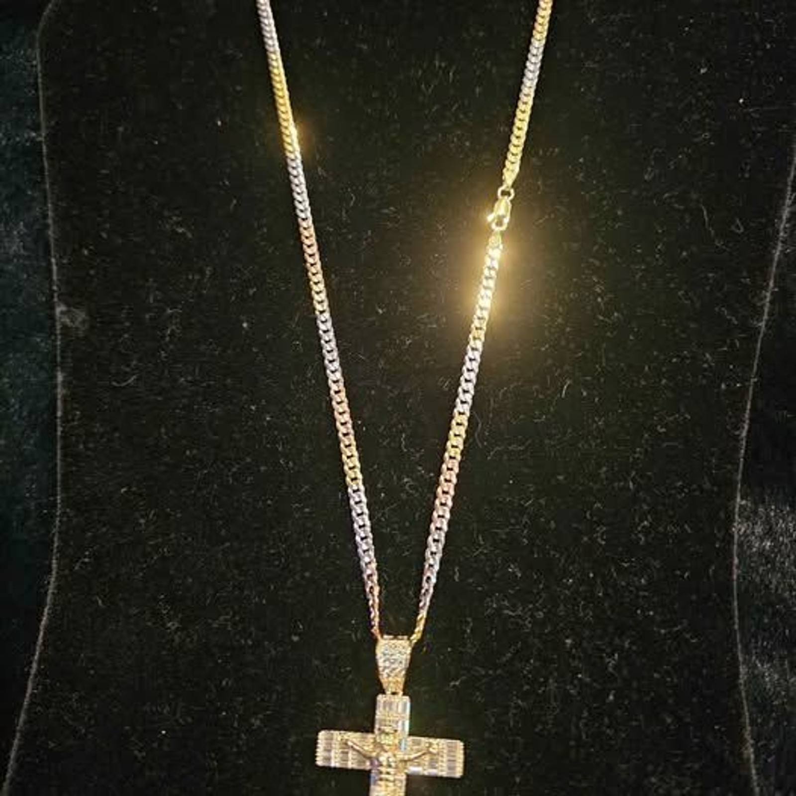 6.0CTW VVSD Moissanite Cross on 20″ tri-colored chain in .925 sterling silver