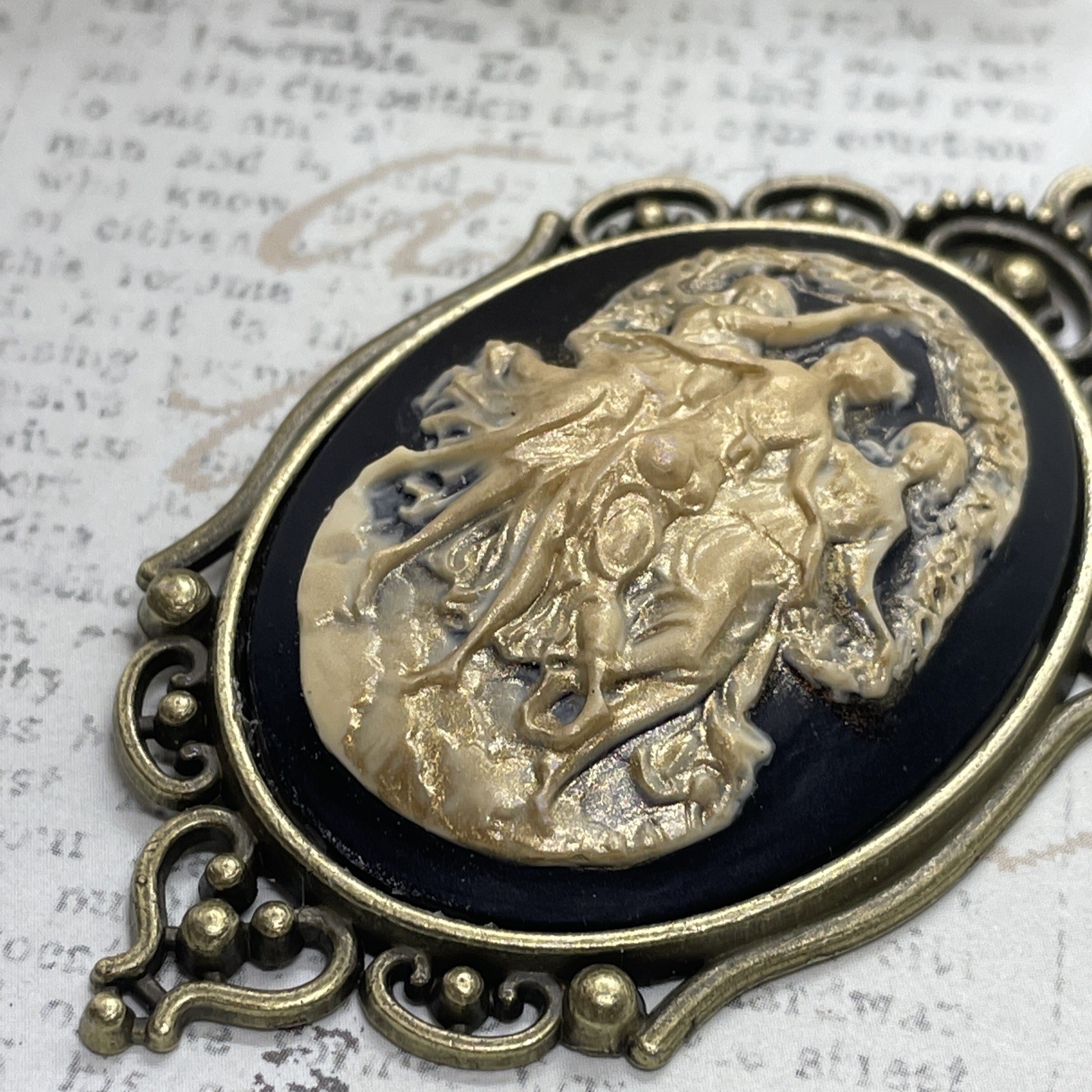 Mystic Muses Muse 3 graces Dancing ladies Bronze Heart Setting Anniversary Gold