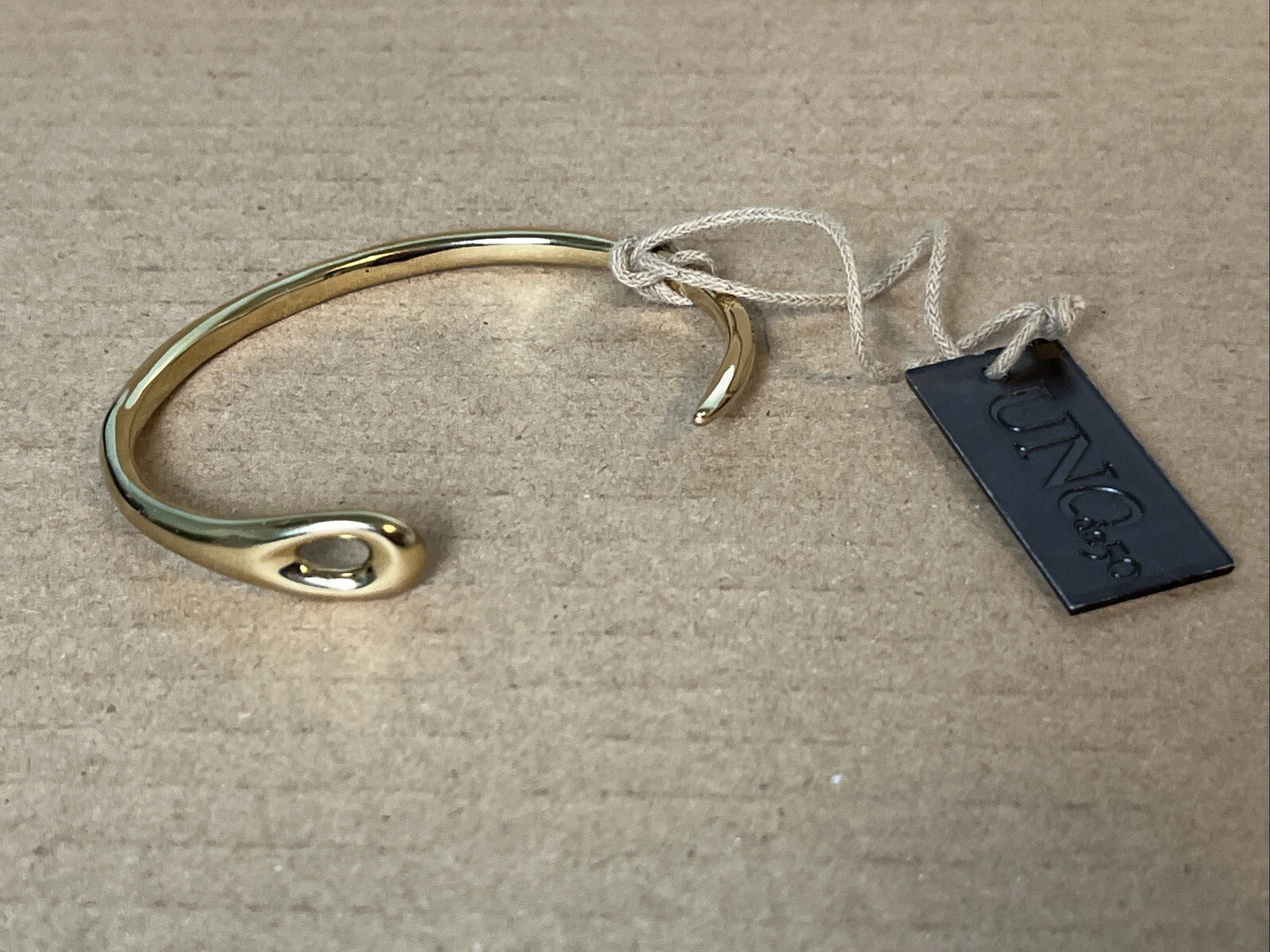 Uno de 50 VICTORY Bracelet 2.50″ at Widest, Gold Plated – NEW with TAG