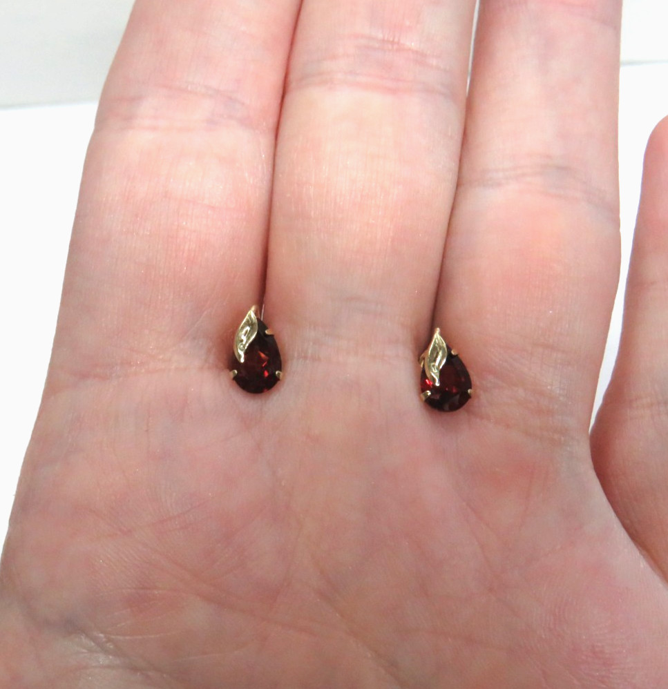 10K Yellow Gold Stud Earrings with Teardrop Garnet stones Nice design Real Gold