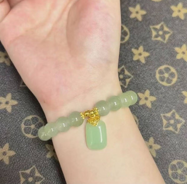 Emerald-green crystal single-strand bracelet (1.0mm) with white jade pendant