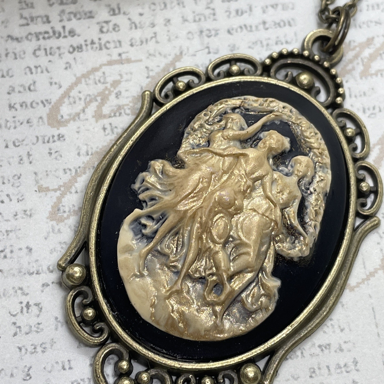 Mystic Muses Muse 3 graces Dancing ladies Bronze Heart Setting Anniversary Gold