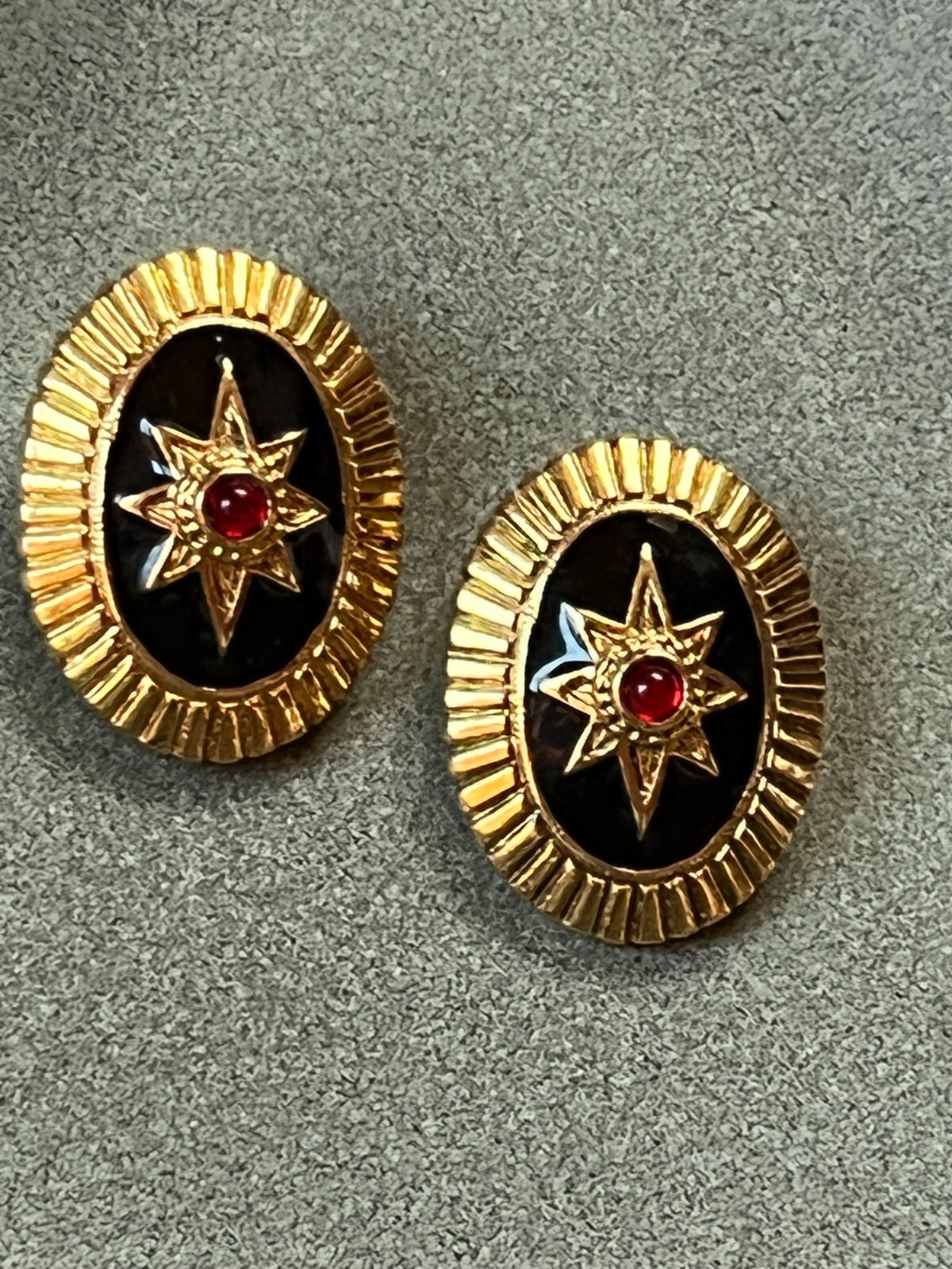 Black Enamel w Goldtone Star & Tiny Red Jelly Cab Oval Clip Earrings – 1 and 1/8