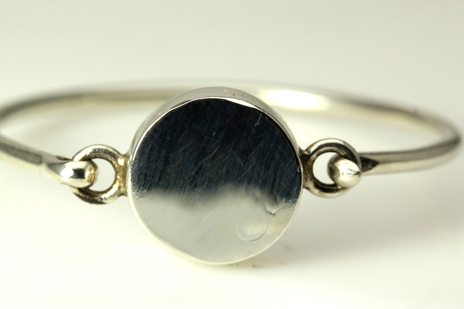 Engravable sterling silver bangle, faint engraving visible 13.6 grams (BR3724)