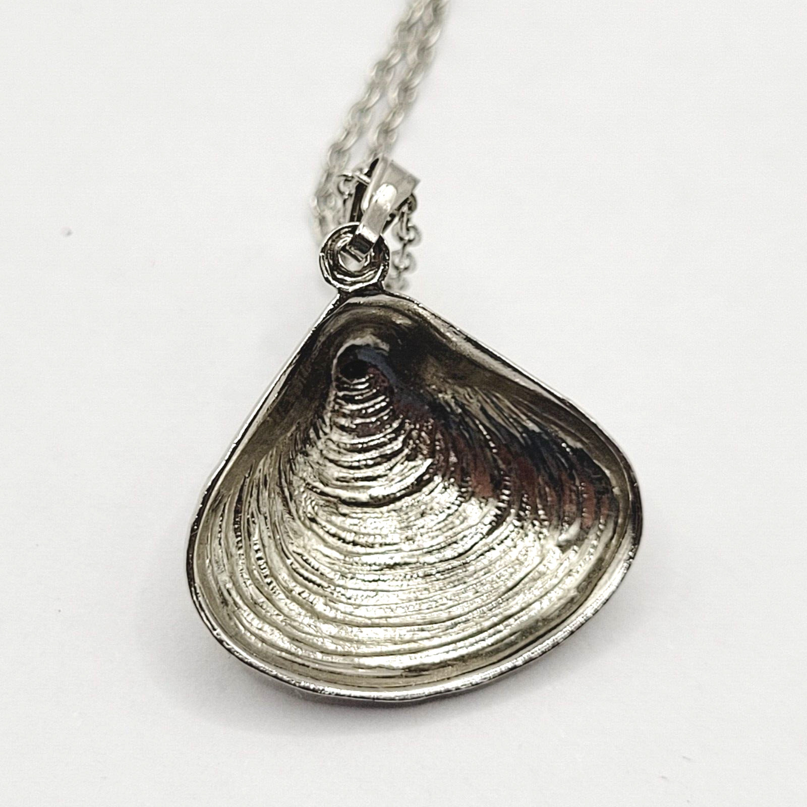 Clam Shell with Blue Stone Center Silver Tone Pendant Necklace Lake Ocean Vibe