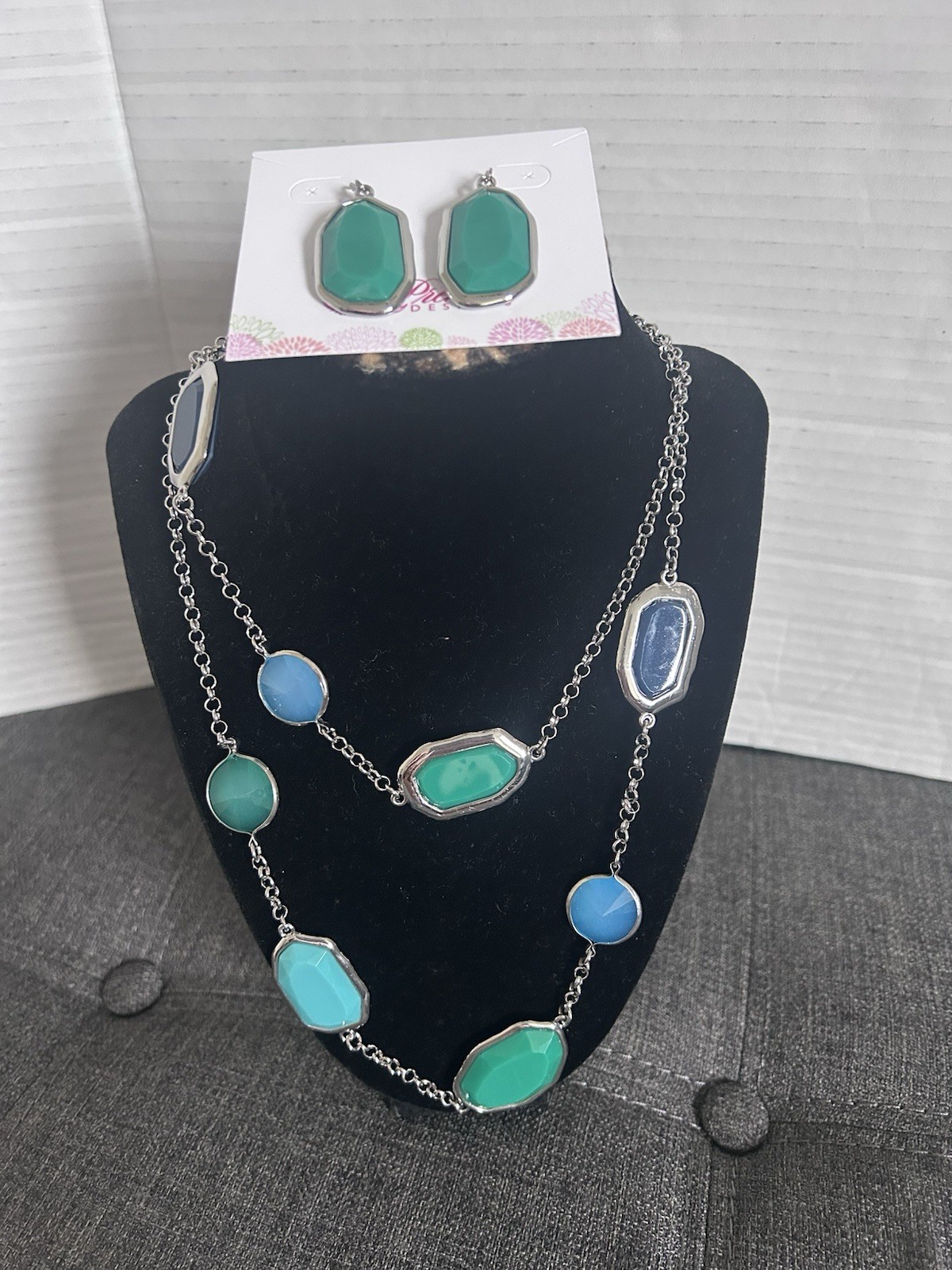 Premier Designs Kelly Green Dangle Earrings and Blue Green Necklace Set