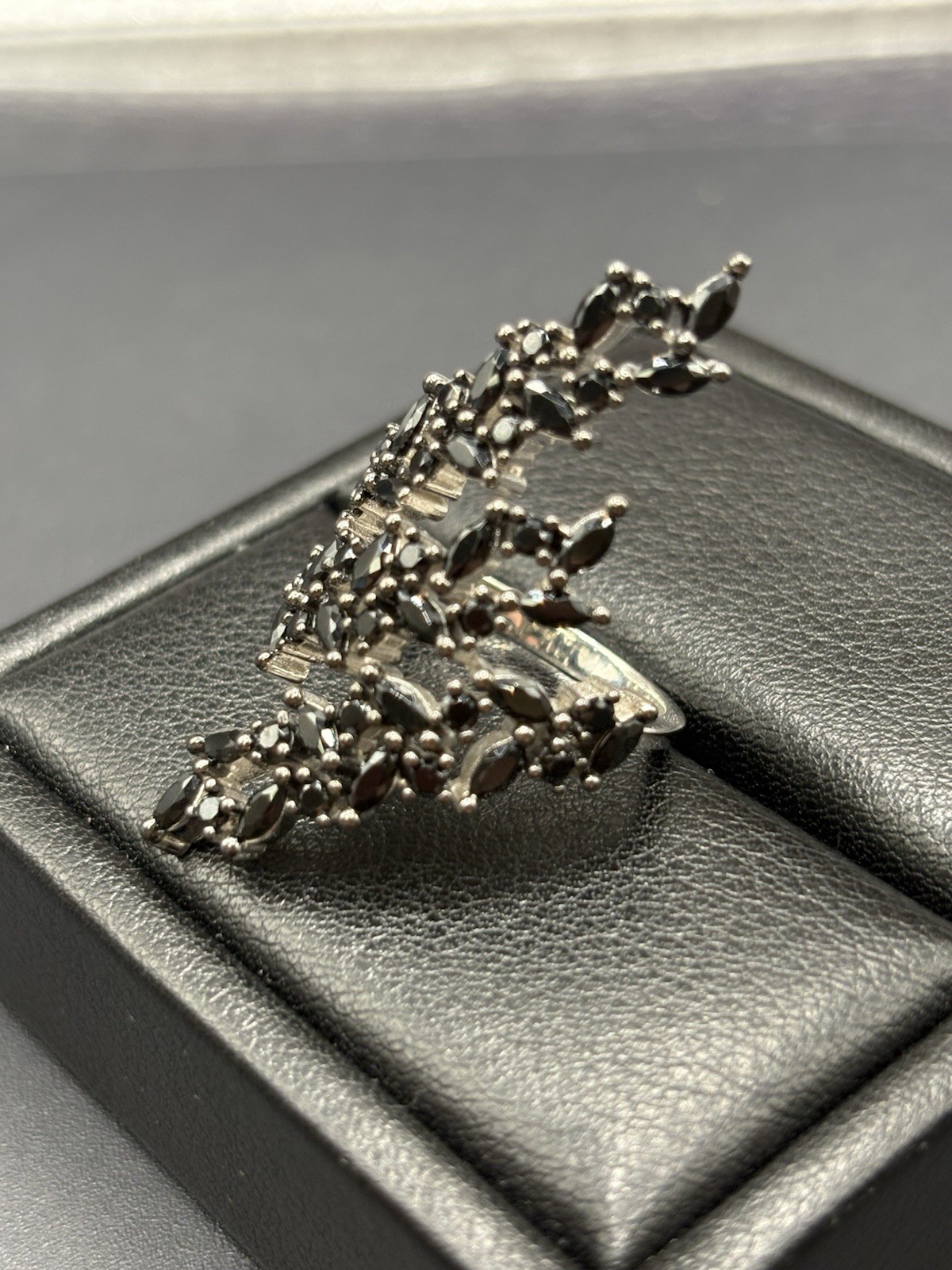 EUC Sterling Silver Black Cubic Zirconia Vine Ring 7 Grams Size 8 E29