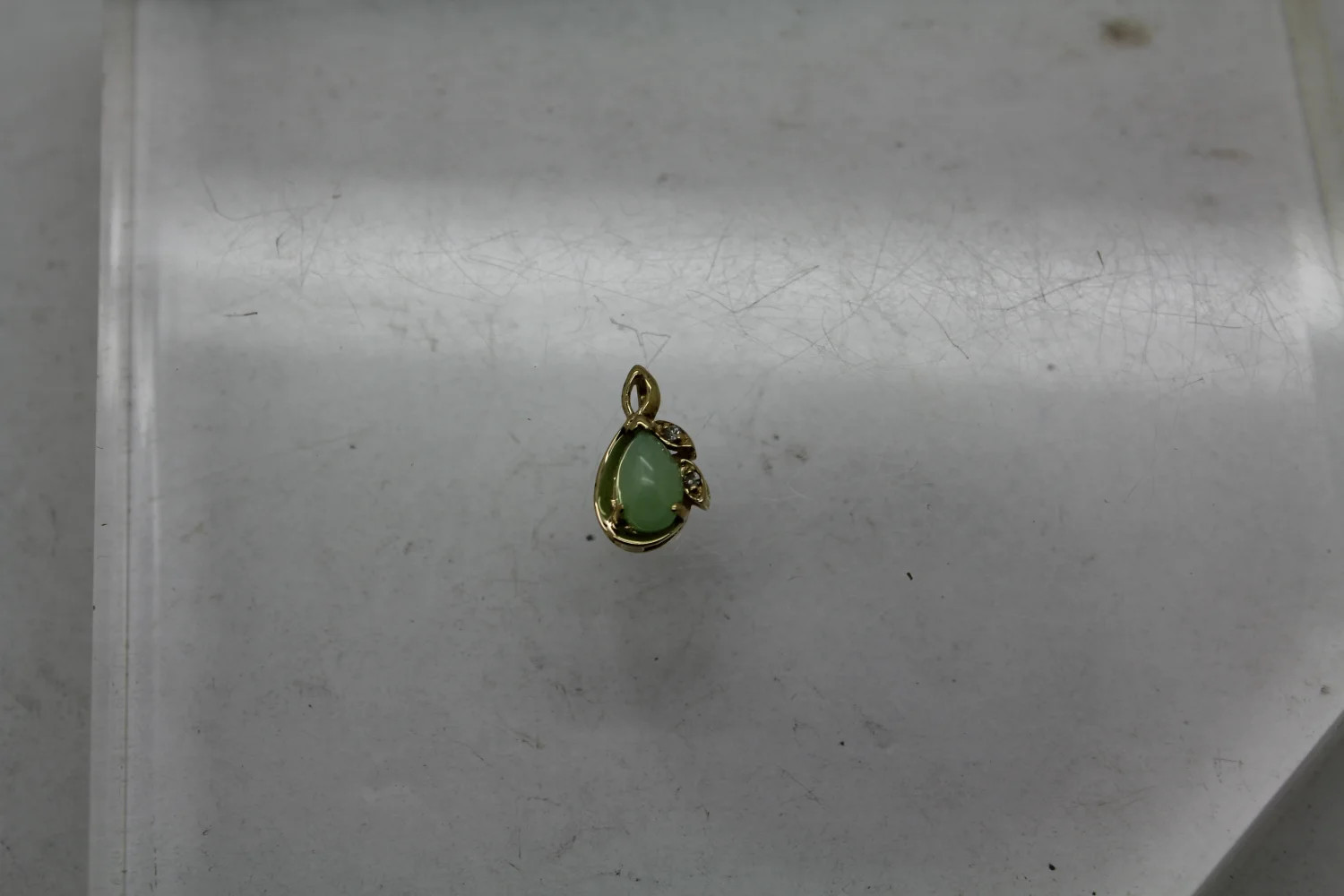 14k Y.G. GREEN SAPPHIRE LINDE LINDY STAR Dia. Acc. TEARDROP pend.