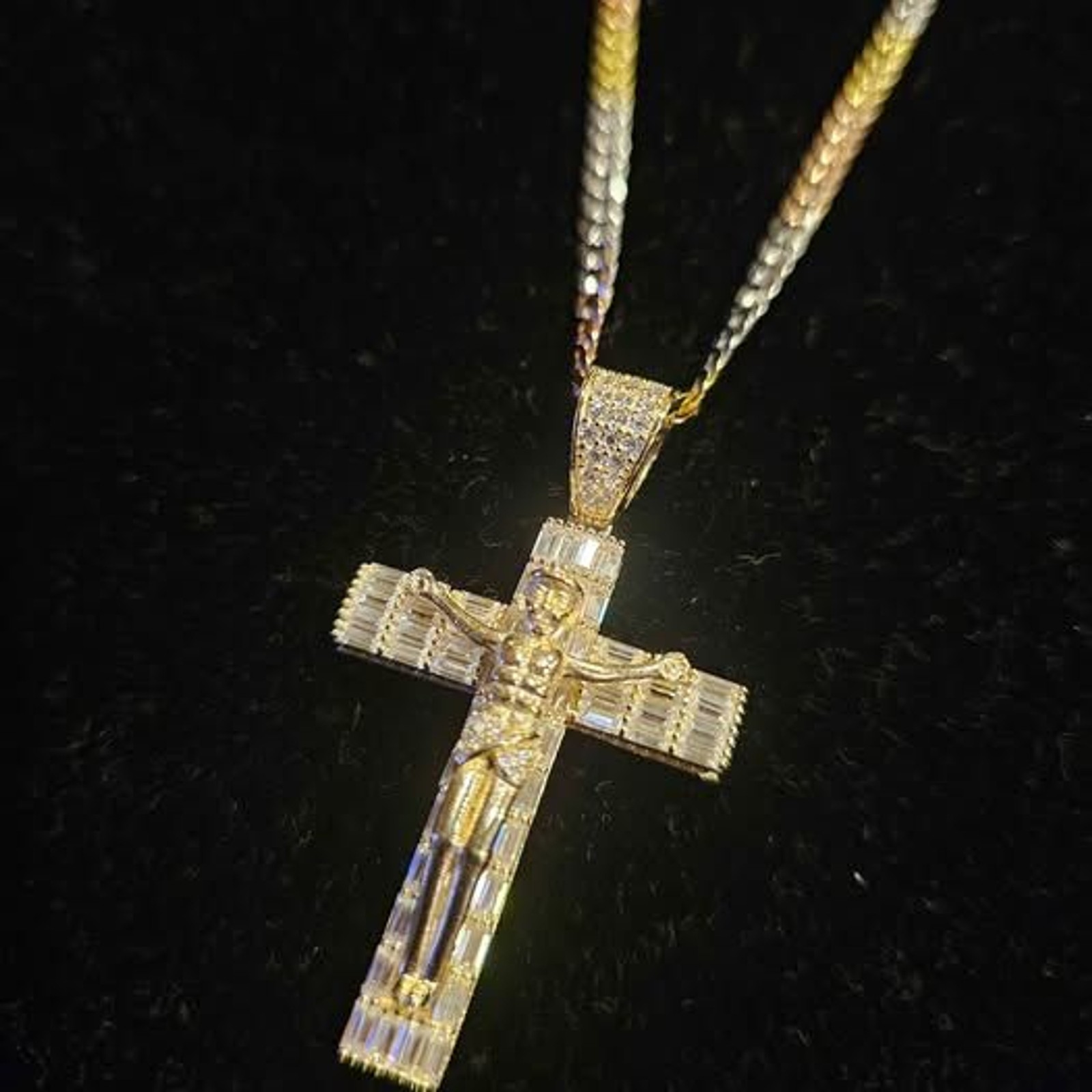 6.0CTW VVSD Moissanite Cross on 20″ tri-colored chain in .925 sterling silver