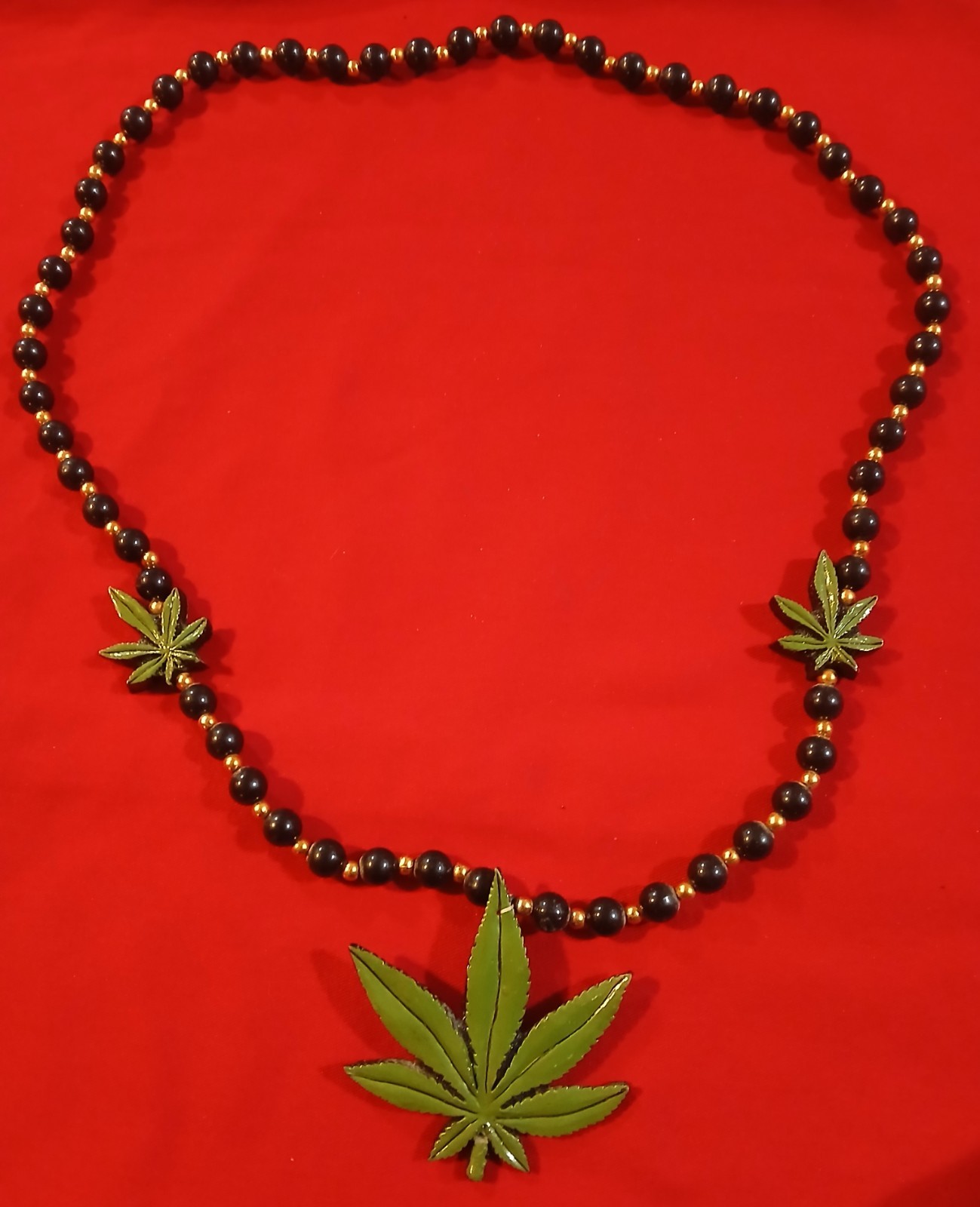 MARIJUANA LEAF BEAD NECKLACE☆C.M. INC. 2000☆USED IN EXCELLENT CONDITION
