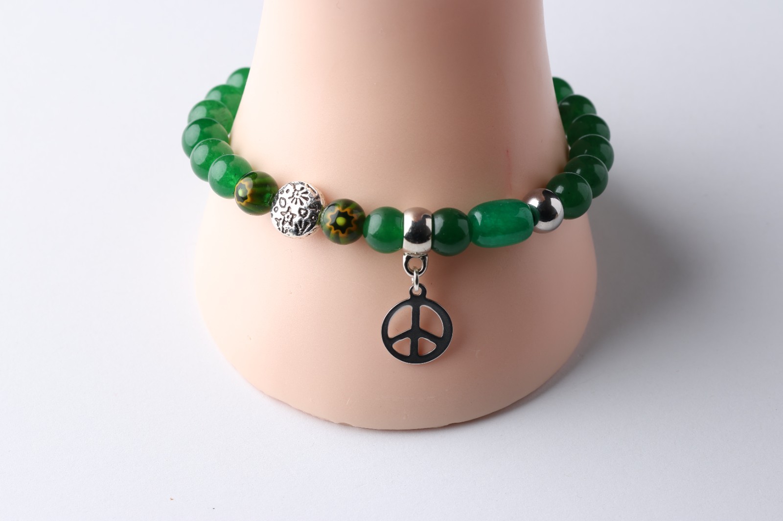 Pulsera Cuentas Verdes Jade Dije Símbolo de la Paz Estilo Boho y Espiritualidad