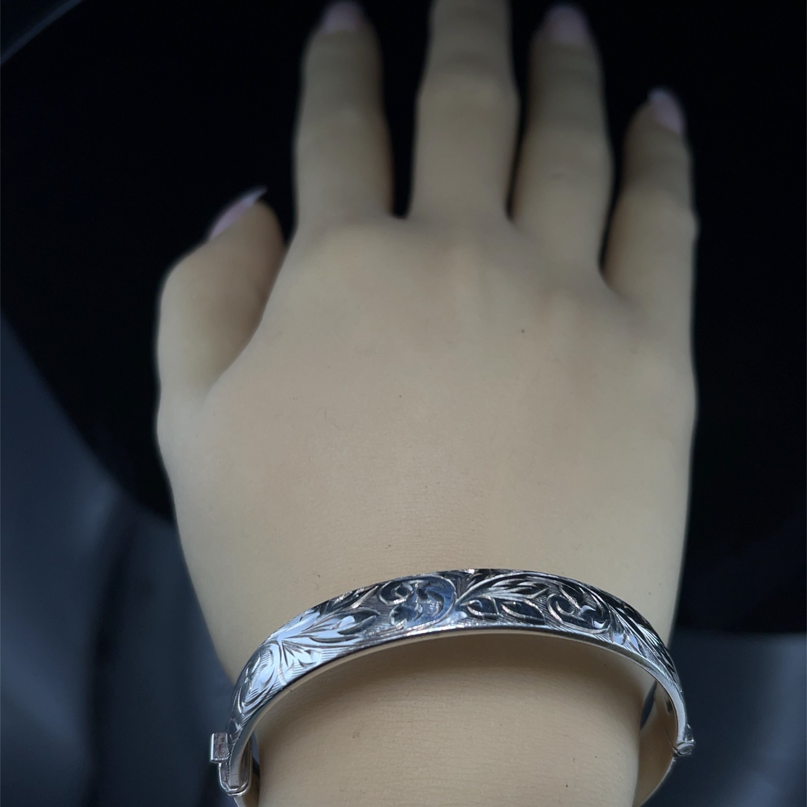 Elegant Vintage Silver Bangle – Birmingham 1971–72 – Push Button Expandable