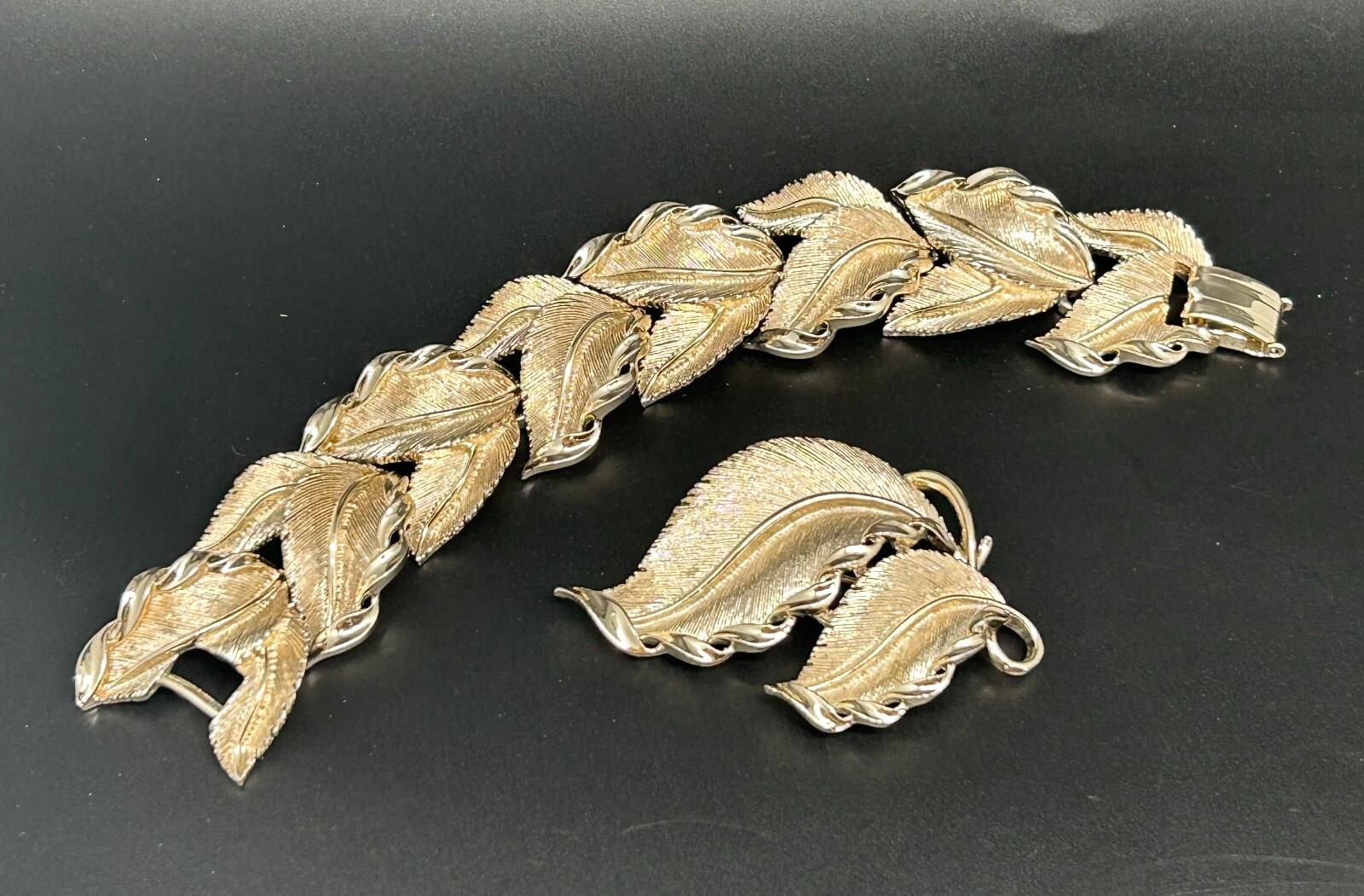 VINTAGE LISNER Brushed GOLD TONE AUTUMN FALL LEAF BRACELET PIN BROOCH SET