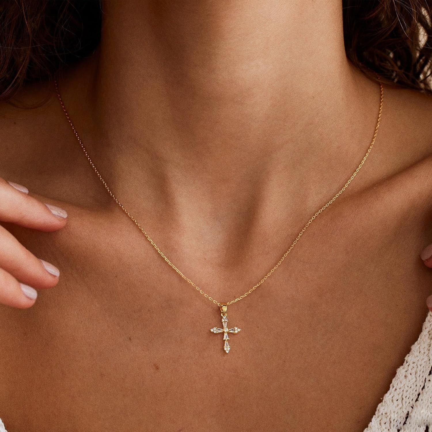 Waterproof & Non-Tarnish Gold Cross Necklace – Minimalist Pendant for Daily Wear