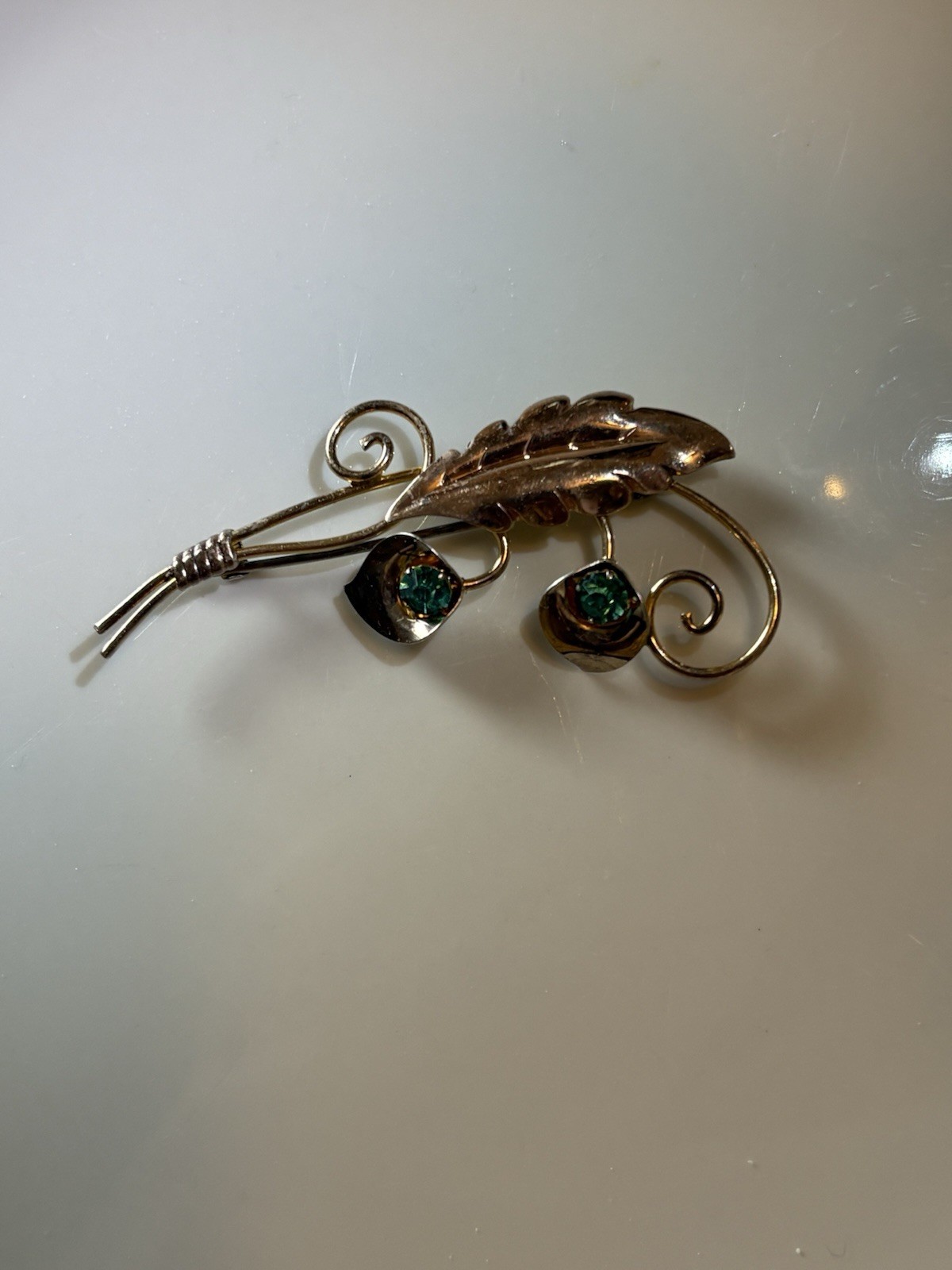 Van Dell 1/20 12K GF Silver-Tone Leaf Scroll Brooch Pin w/ Green Stones