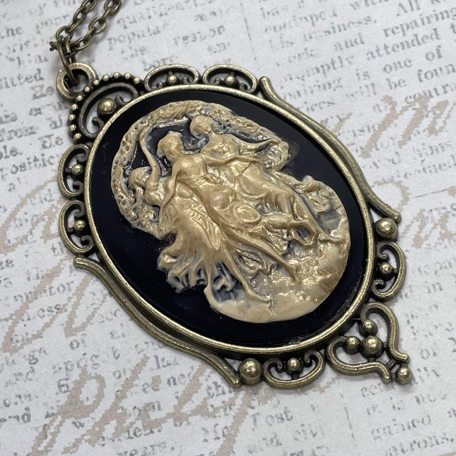Mystic Muses Muse 3 graces Dancing ladies Bronze Heart Setting Anniversary Gold